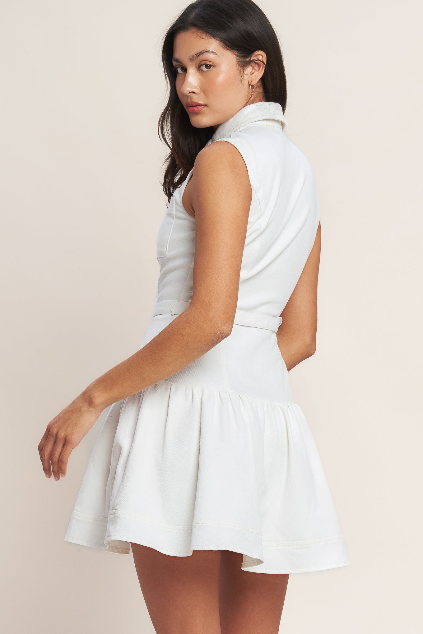 A solid woven mini dress featuring collar, sleeveless, front button closure, pockets, self belt, drop waistline and ruffled hemline
Details:
Self : 80% Cotton 18% Polyester 2% Spandex
Size & Fit
- Model is 5`8" And Wearing Size Small
- Measurements Taken From Size Small
- Approx. Length: 35" FLYING TOMATO