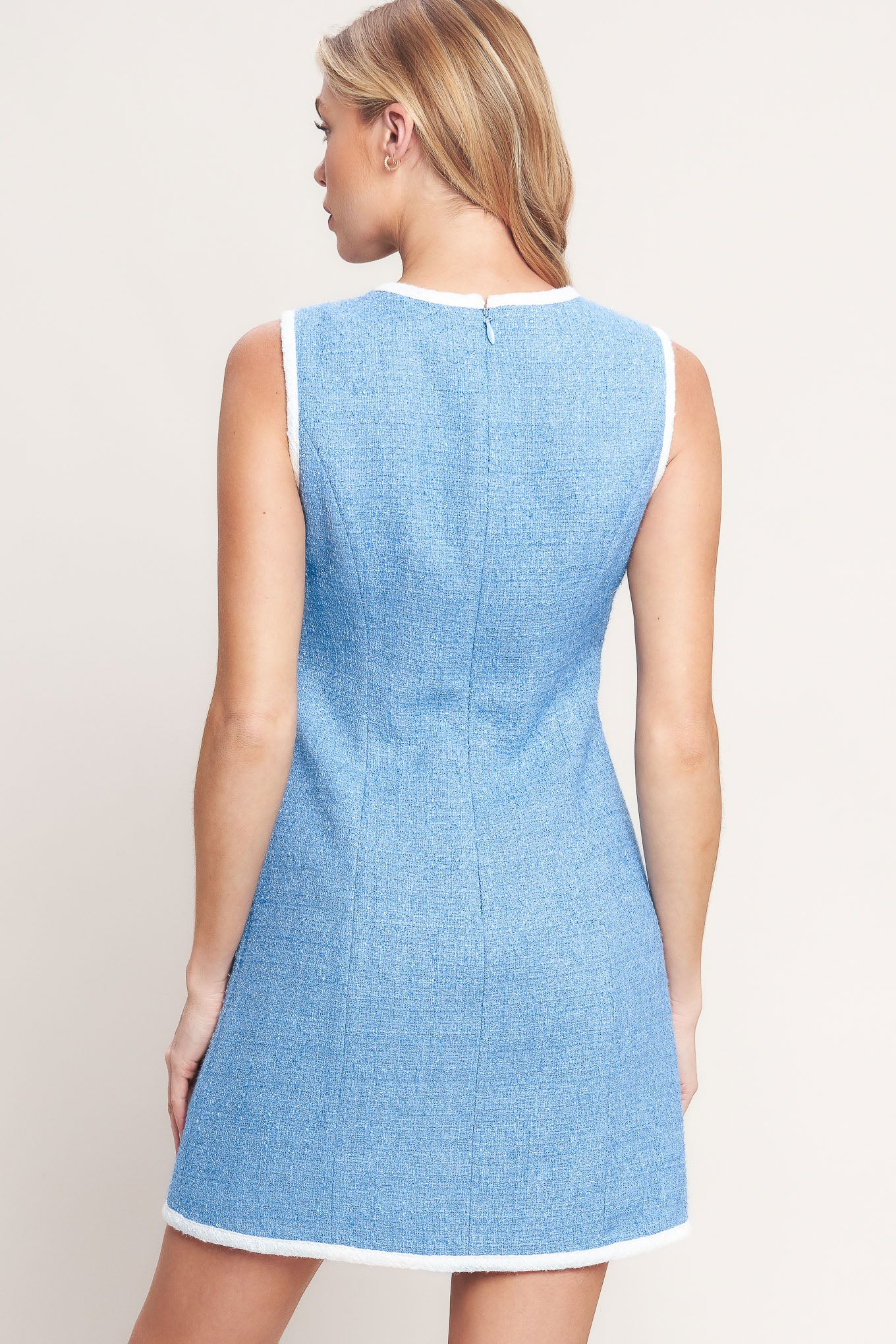 A solid woven mini dress with round neckline, sleeveless, pockets and back zipper closure
Details:
Self: 73% Polyester 27% Rayon
Contrast: 73% Polyester 27% Rayon
Lining: 100% Polyester
Size & Fit
-Model is 5`8" And Wearing Size Small
-Measurements Taken From Size Small
-Approx. Length: 34"