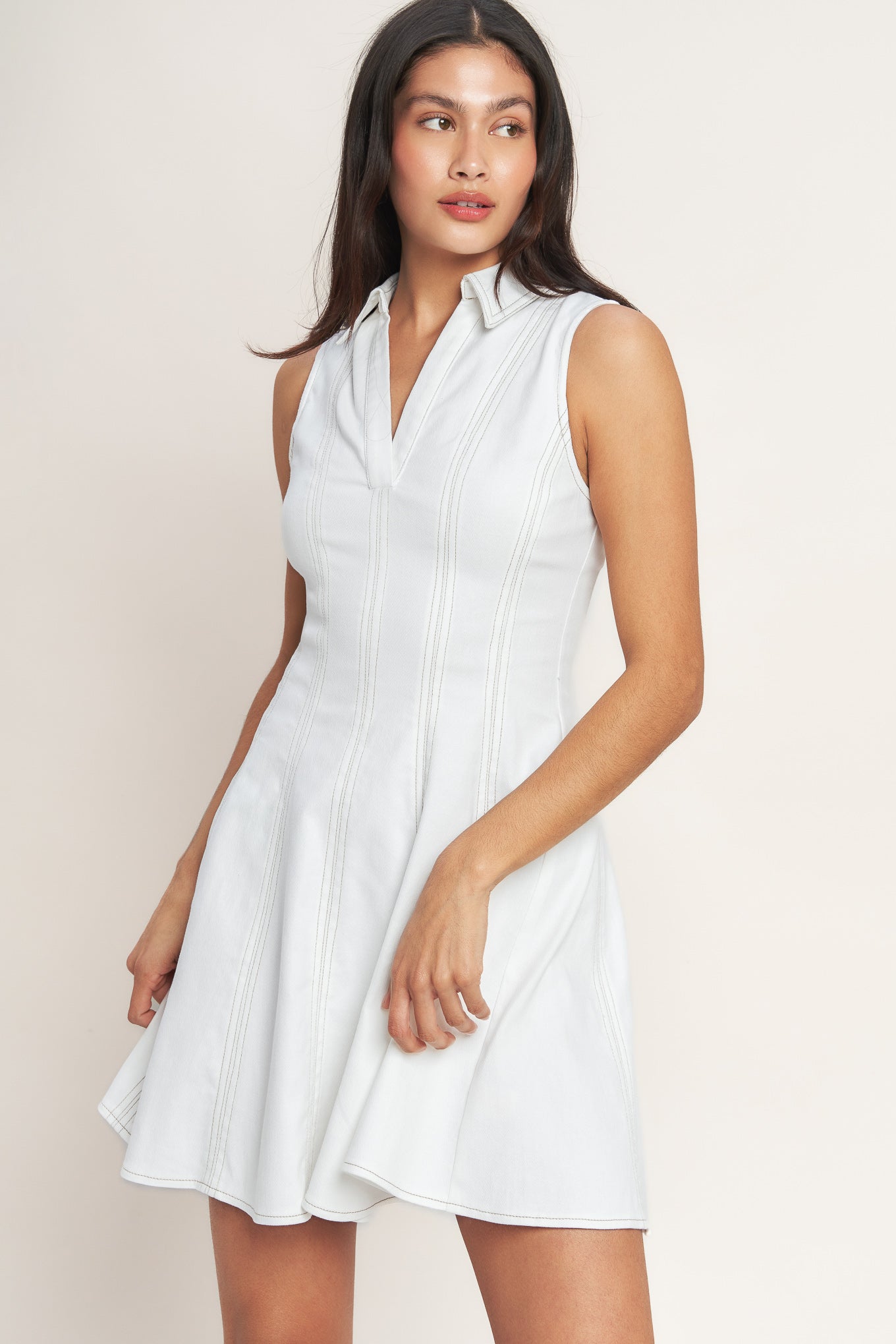 A solid woven mini dress featuring collar, V neckline, sleeveless, circle skirt and back zipper closure
Details:
Self : 97% Cotton 3% Spandex
Size & Fit
- Model is 5`8" And Wearing Size Small
- Measurements Taken From Size Small
- Approx. Length: 35" FLYING TOMATO