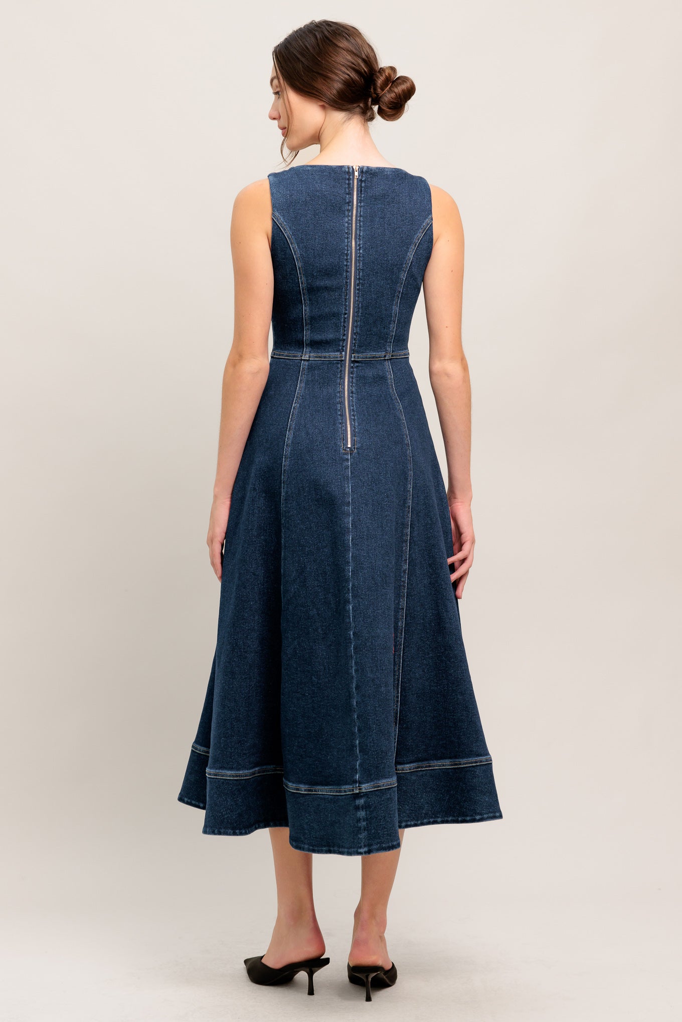 A washed denim midi dress featuring wide neckline, sleeveless, waist yoke, circle skirt and back zipper closure
Details:
Self : 55% Cotton 33% Polyester 10% Viscose 2% Spandex
Size & Fit
- Model is 5`8" And Wearing Size Small
- Measurements Taken From Size Small
- Approx. Length: 48" Flying Tomato