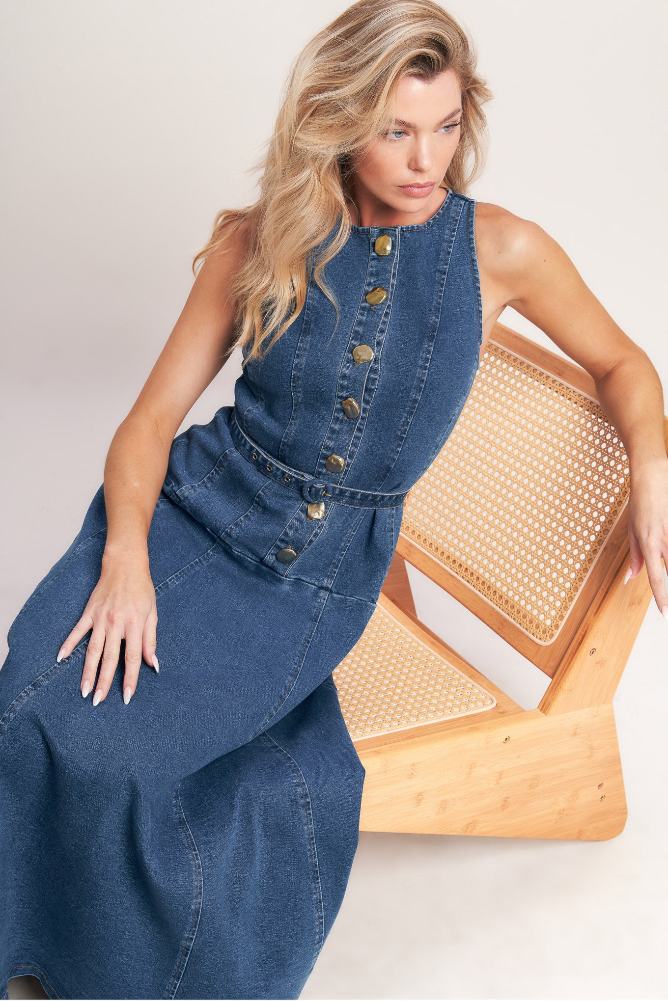 A washed denim mini dress featuring round neckline, sleeveless, button down, self belt and circle skirt
Details:
Self: 70% Cotton 28% Polyester 2% Spandex
Size & Fit
- Model is 5`8" And Wearing Size Small
- Measurements Taken From Size Small
- Approx. Length: 51"