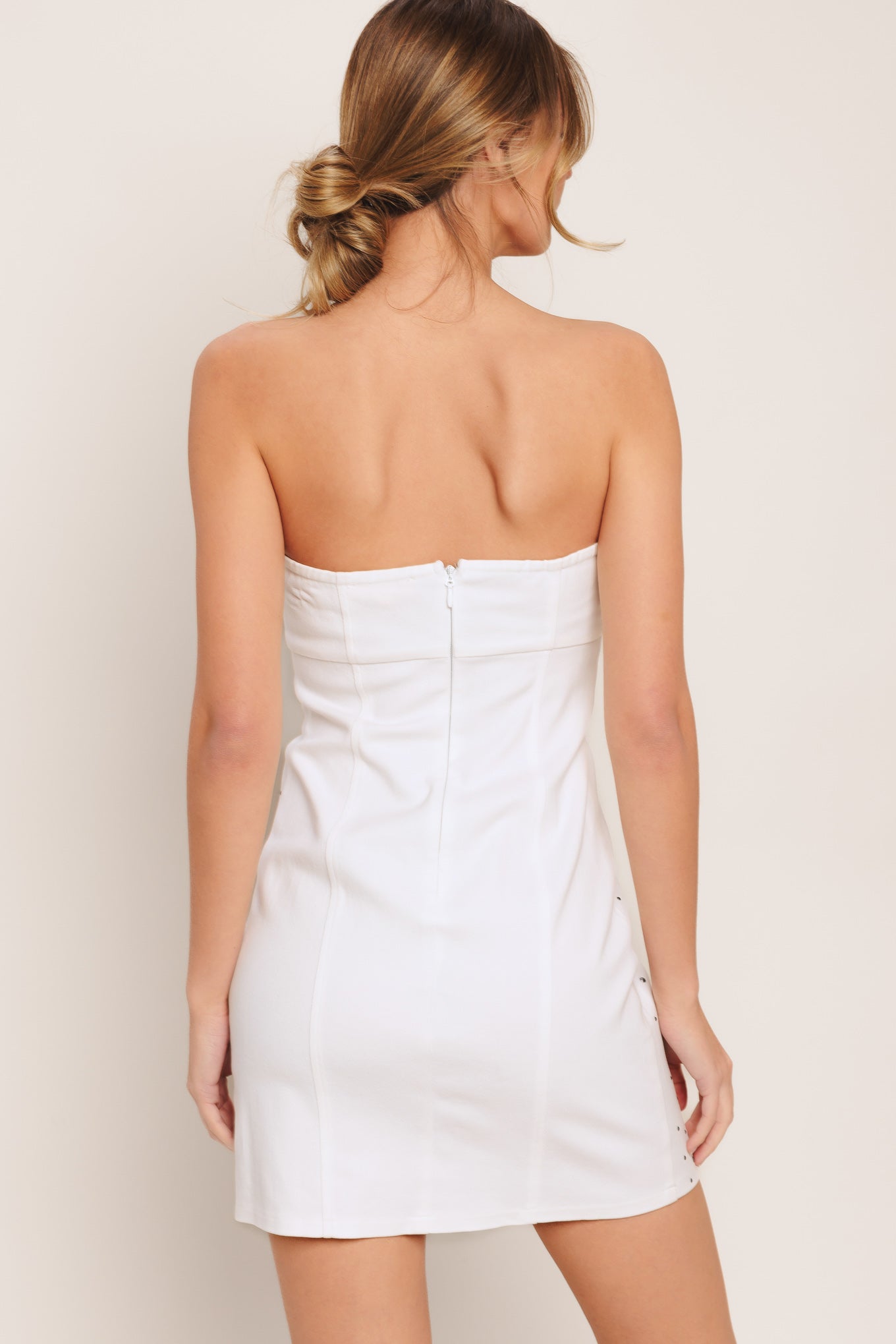 Details:
Self: 97% Cotton 3% Spandex
Size & Fit
-Model is 5`8" And Wearing Size Small
-Measurements Taken From Size Small
-Approx. Length: 26"