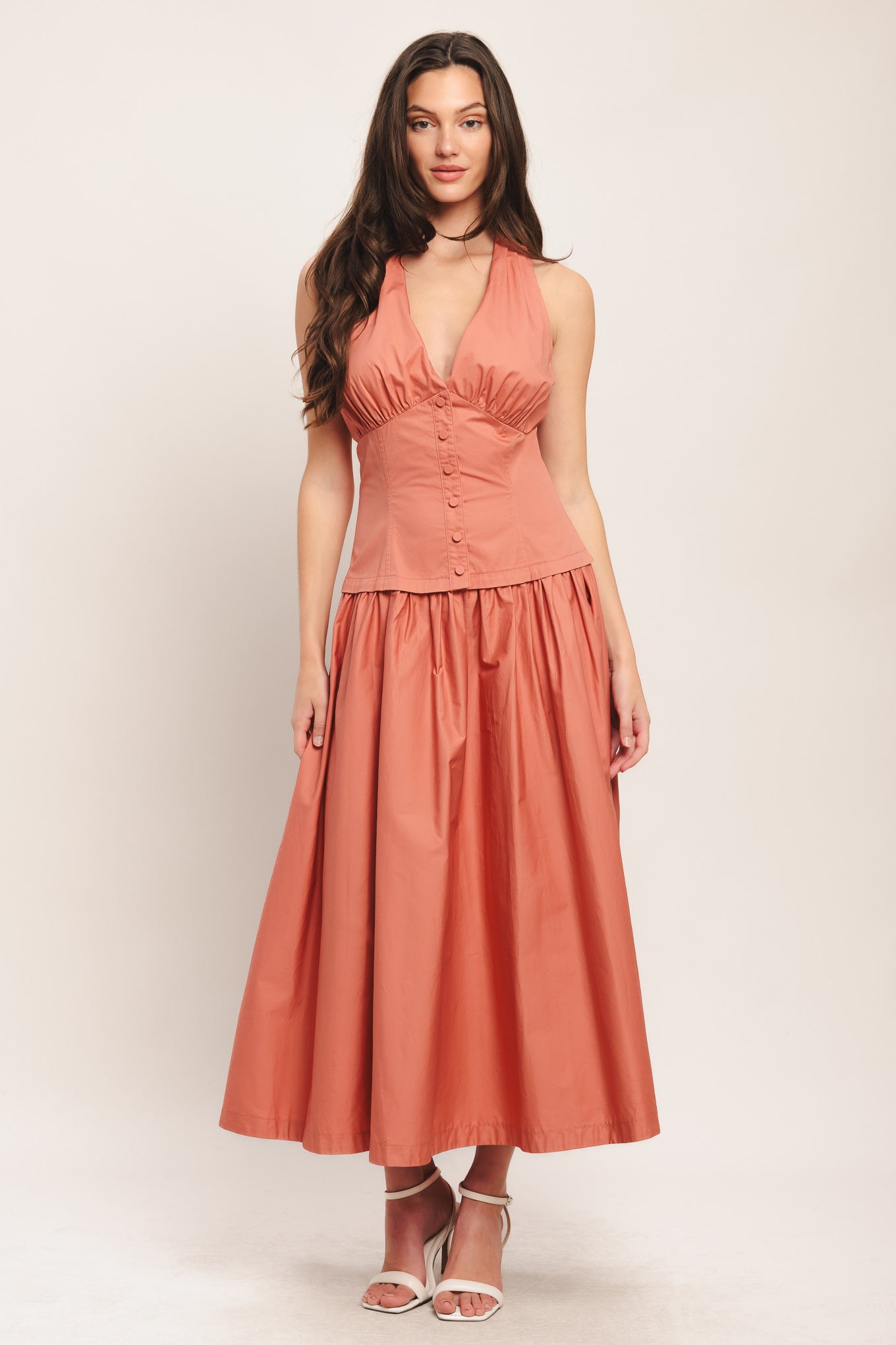 A solid woven midi dress featuring halter neck with back neck button, front button detail, full skirt and back zipper closure
Details:
Self : 100% Cotton
Lining : 100% Polyester
Size & Fit
- Model is 5`8" And Wearing Size Small
- Measurements Taken From Size Small
- Approx. Length: 52"