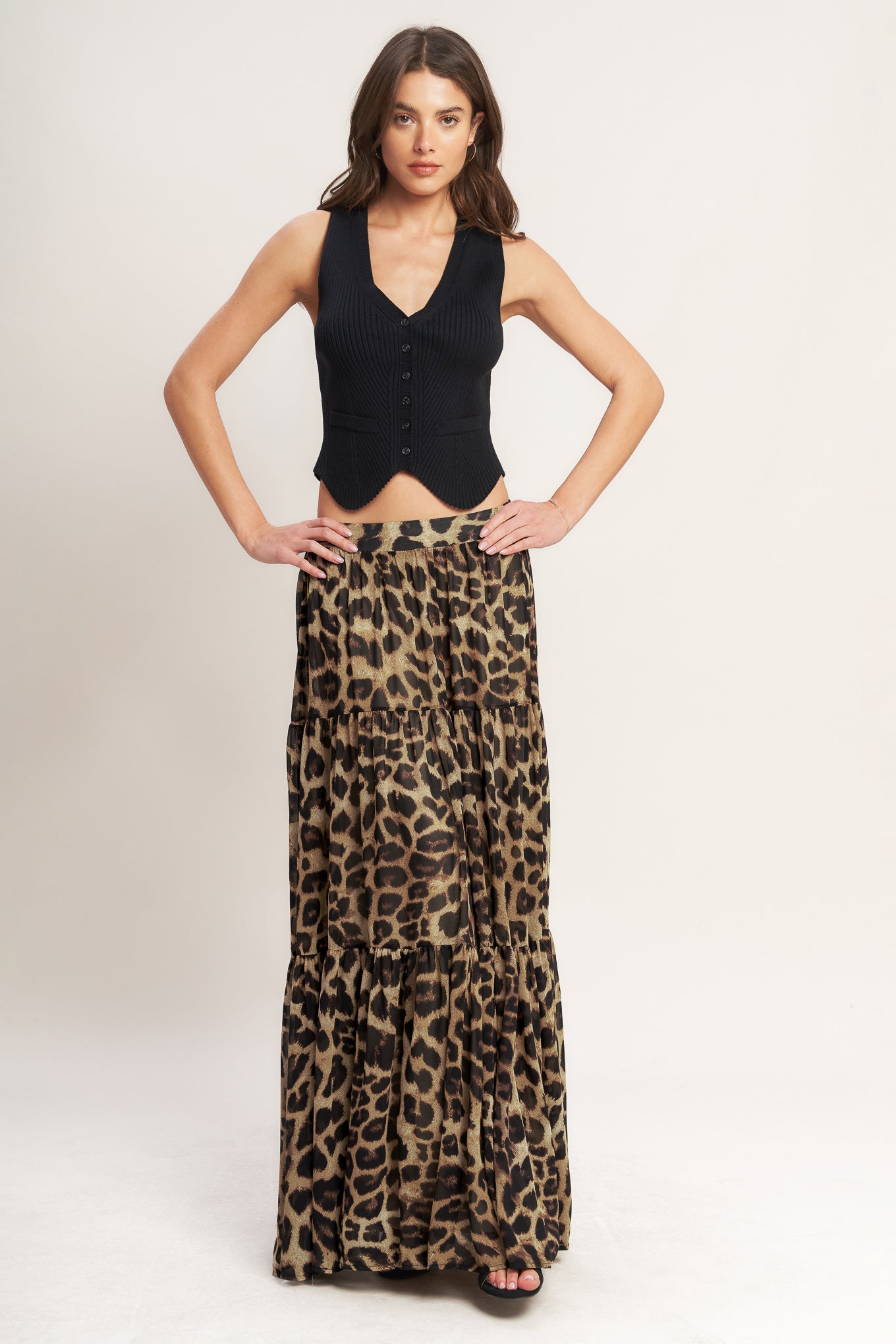 A printed woven maxi skirt featuring tiered skirt and elasticized back waistband
Details:
Self : 100% Polyester
Lining : 100% Polyester
Size & Fit
- Model is 5`8" And Wearing Size Small
- Measurements Taken From Size Small
- Approx. Length: 43" FLYING TOMATO