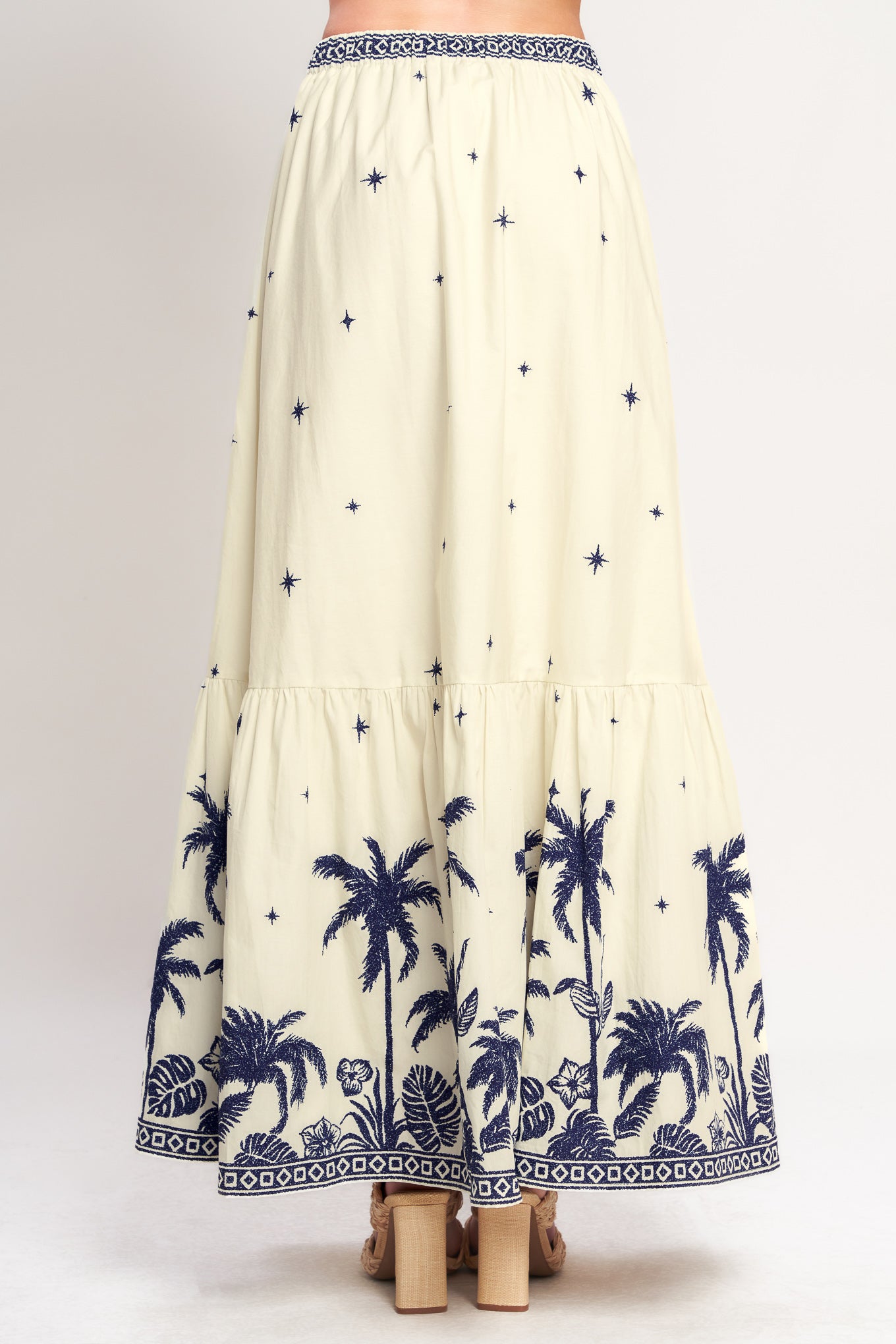 A printed woven maxi skirt with elastic waist and ruffled hem. Matchiing top
IT14006B
Details:
Self : 100% Cotton
Lining : 100% Polyester
Size & Fit
- Model is 5`8" And Wearing Size Small
- Measurements Taken From Size Small
- Approx. Length: 42"