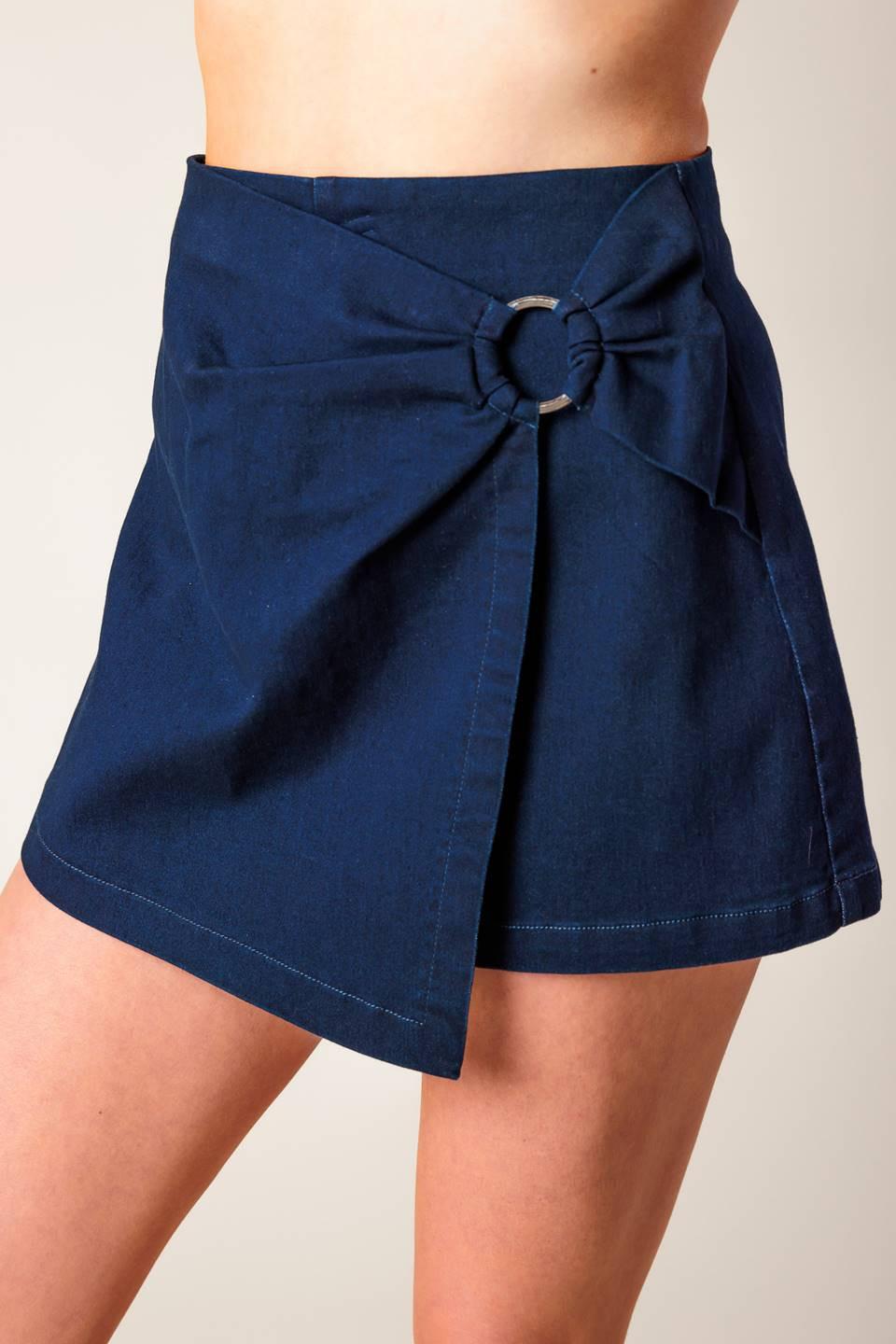 TAKING TIME OFF DENIM WOVEN SKORT.