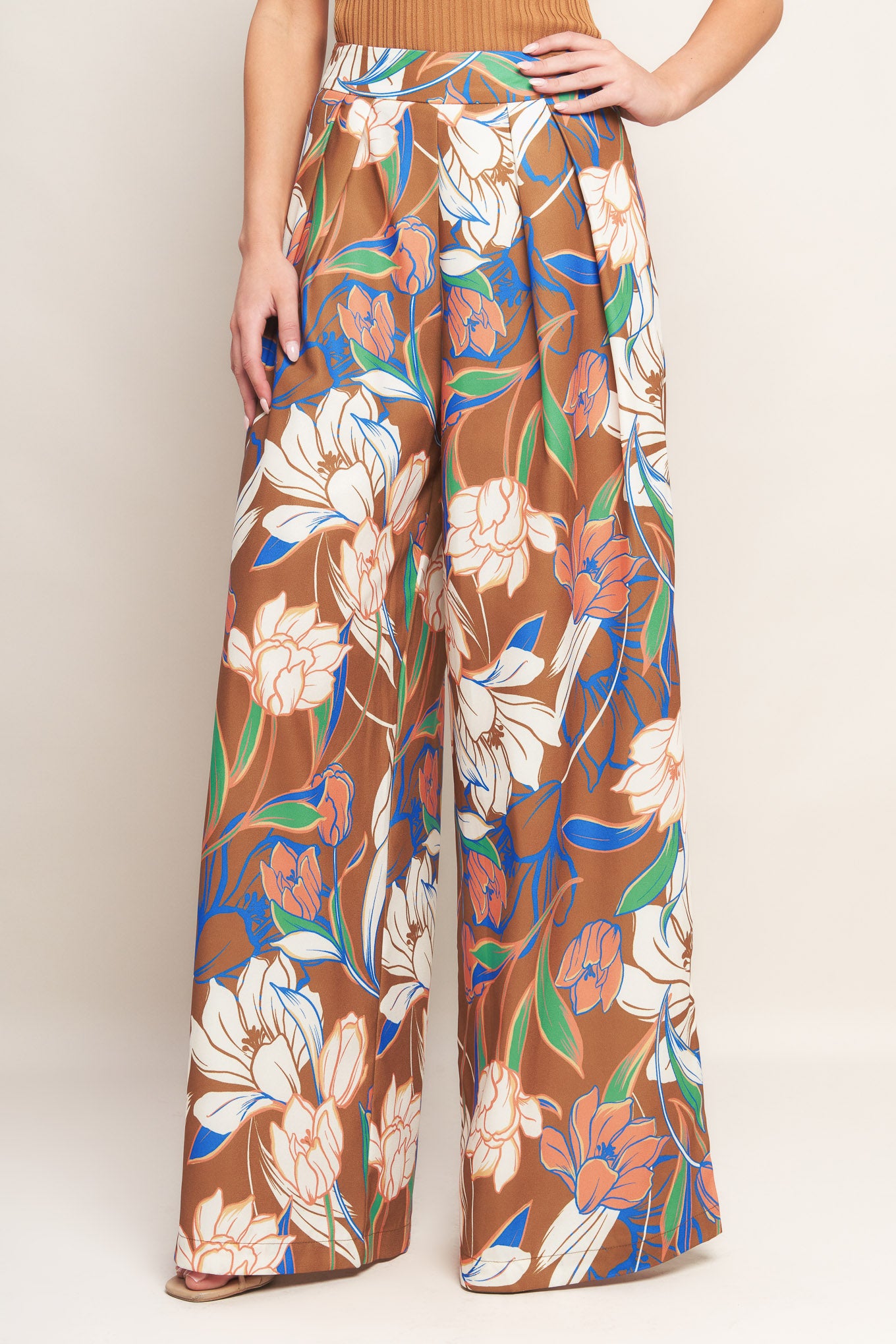 A printed woven pant with a side zipper and wide legs. 