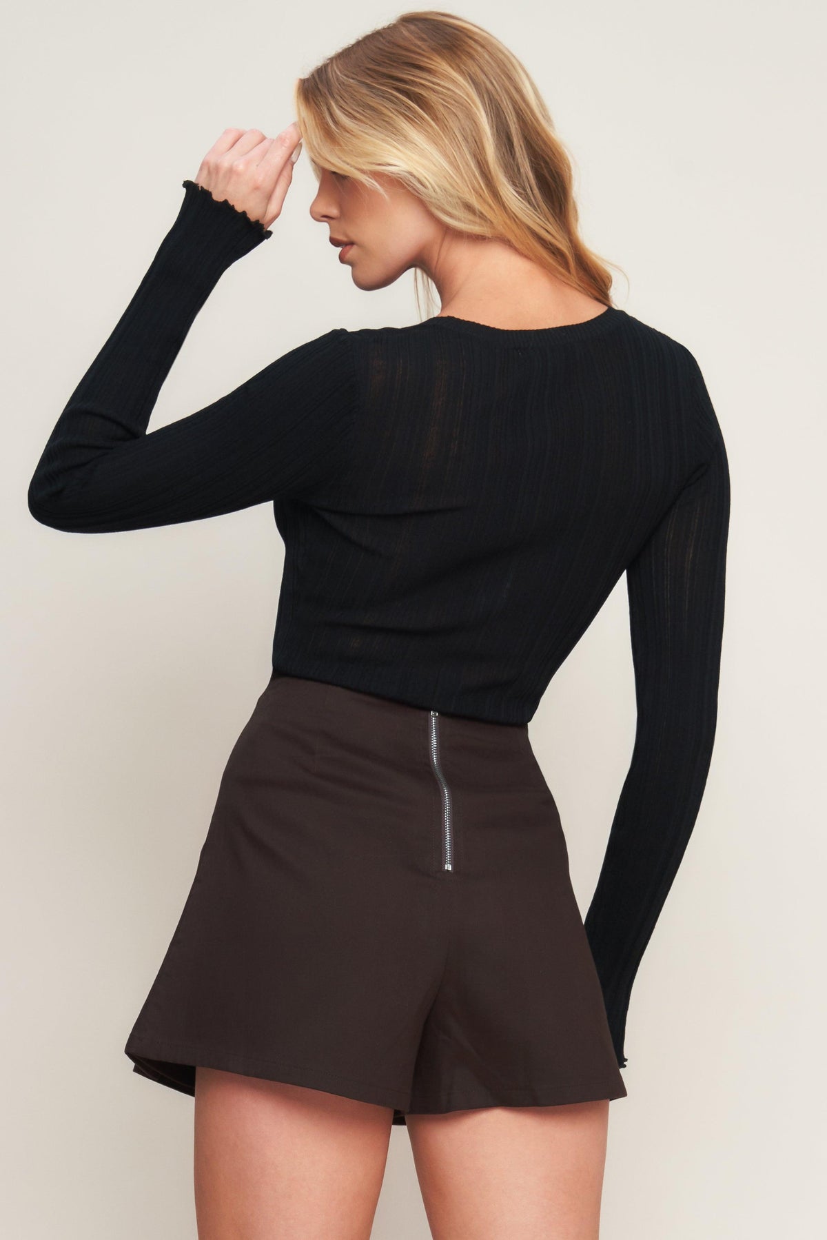 SERENE CHICNESS WOVEN SKORT.