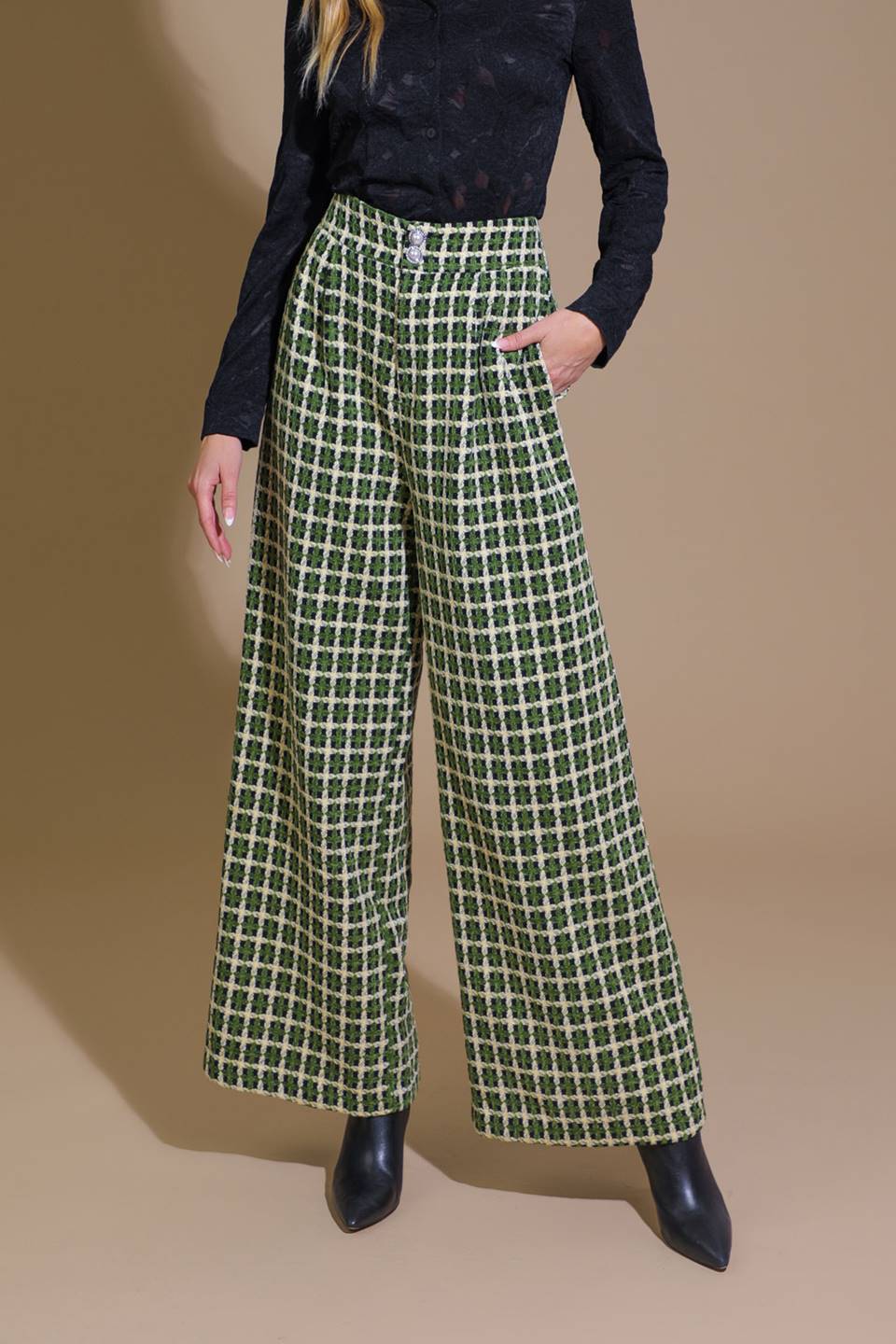 A tweed pant featuring front closure with jewel button, side pocket and wide leg