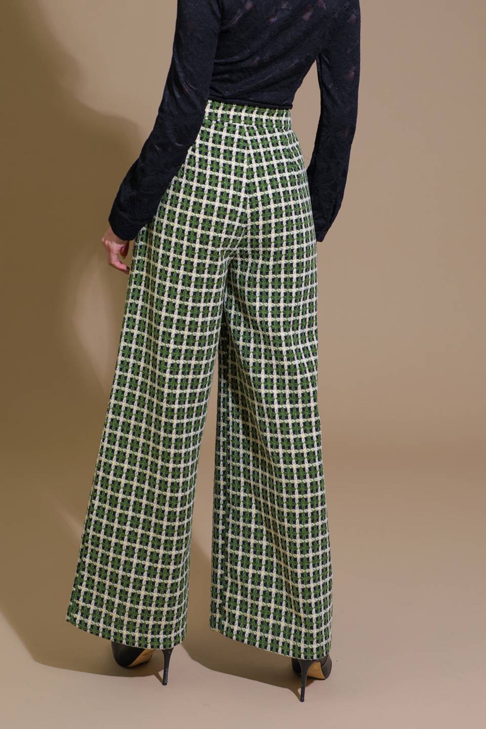 A tweed pant featuring front closure with jewel button, side pocket and wide leg