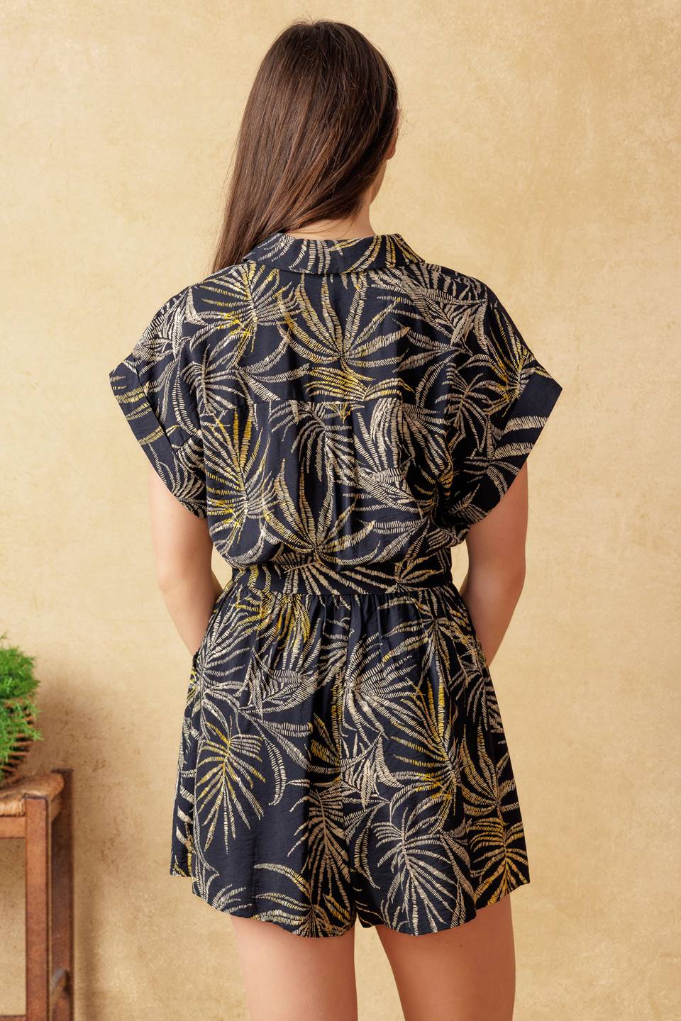 A printed woven romper featuring V neckline, cuffed raglan sleeve, elasticized waist, side pockets and self belt
Details:
Self : 85% Rayon 15% Nylon
Size & Fit
- Model is 5`8" And Wearing Size Small
- Measurements Taken From Size Small
- Approx. Length: 36"