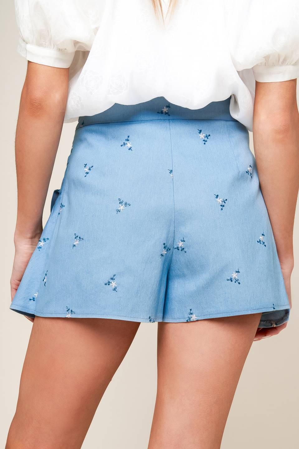 MOMENT OF CLARITY LIGHT INDIGO WOVEN SKORT.