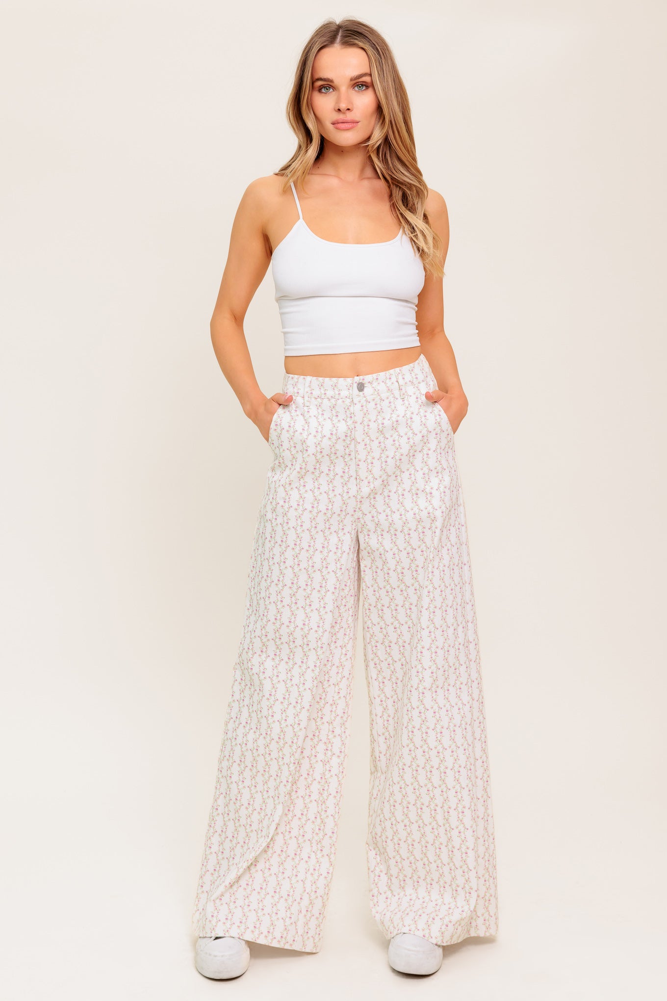 A mini, floral printed woven pant with side pockets, front closure and wide leg.