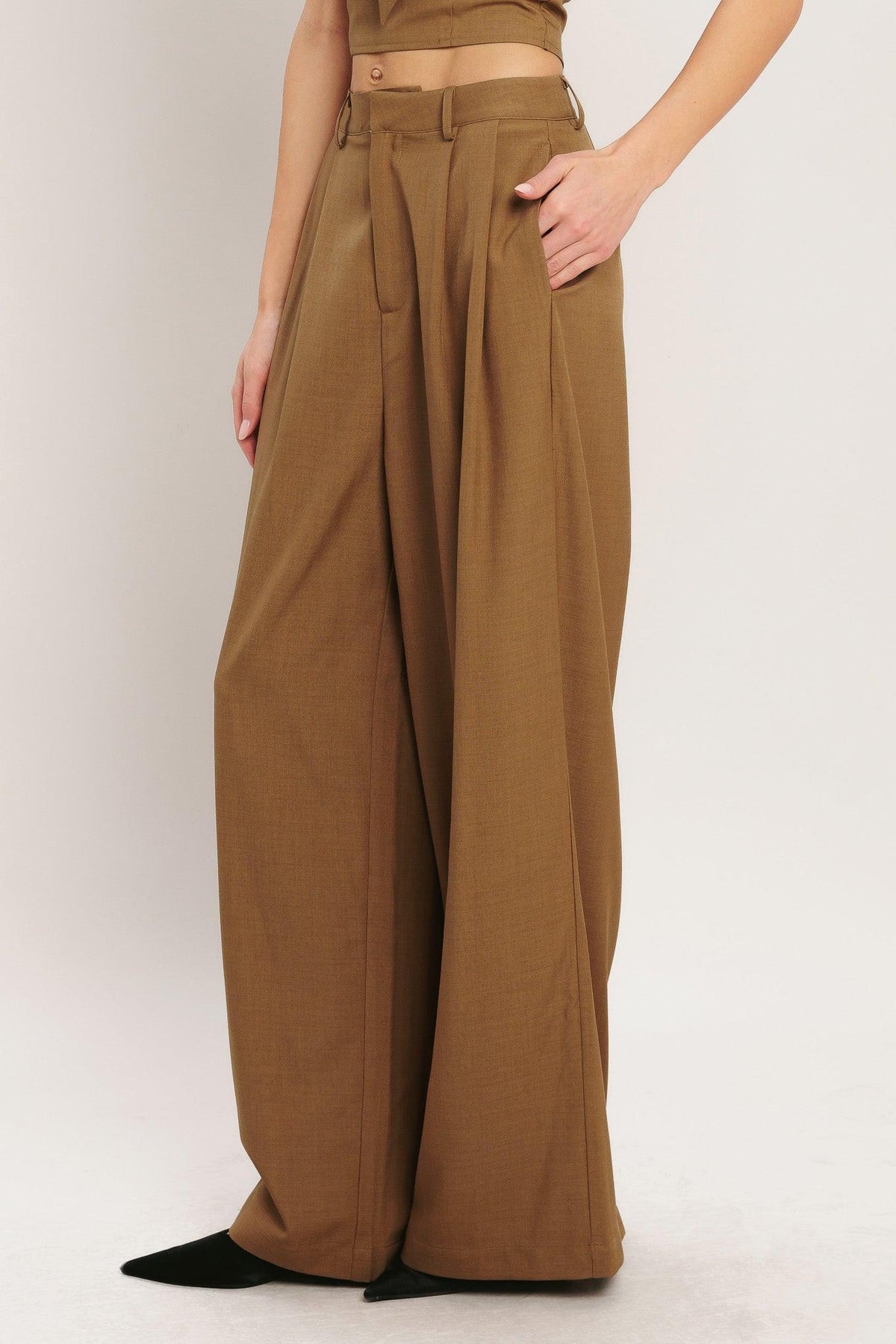 UMBER FLOW WOVEN WIDE LEG PANTS.