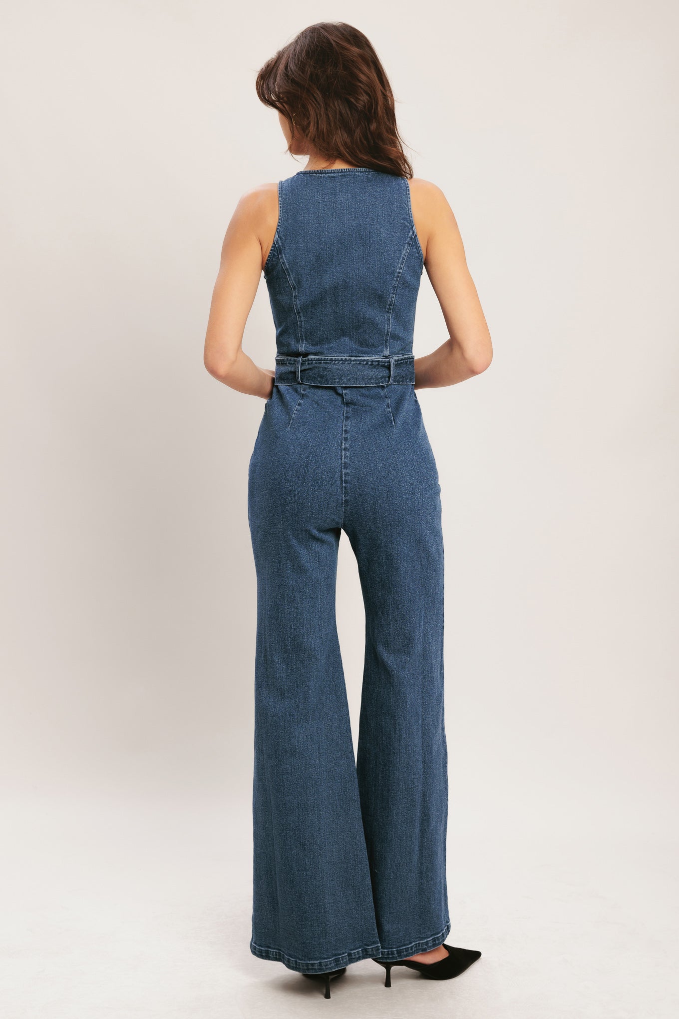 A washed denim jumpsuit featuring round neckline, sleeveless, front zipper closure, self belt, side pockets and wide leg
Details:
Self : 99% Cotton 1% Spandex
Size & Fit
- Model is 5`8" And Wearing Size Small
- Measurements Taken From Size Small
- Approx. Length: 60"