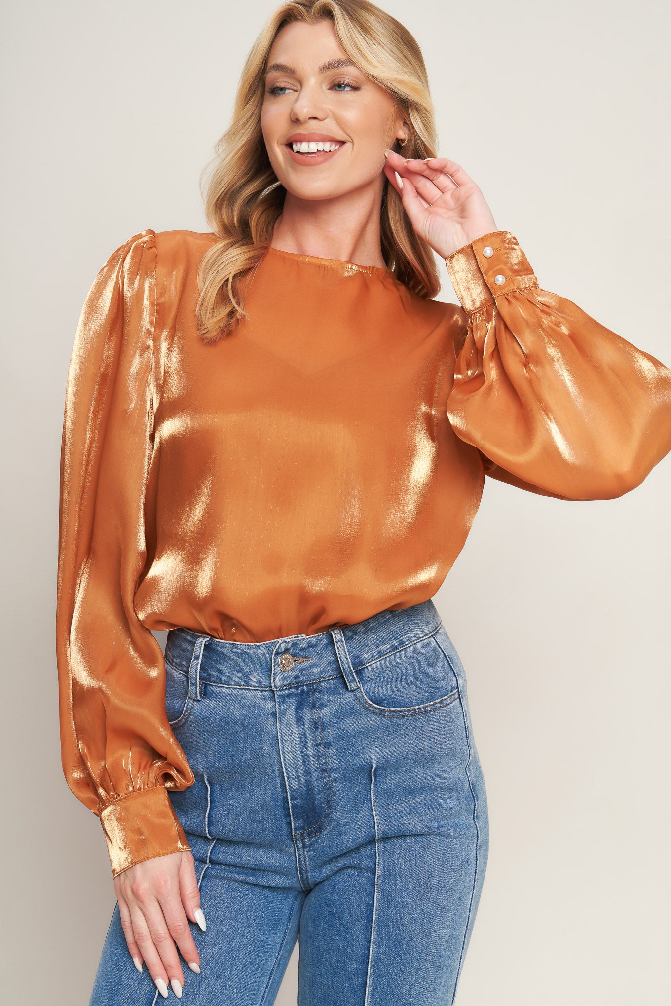 The OUTING LIGHT WOVEN TOP is perfect for everyday casual wear