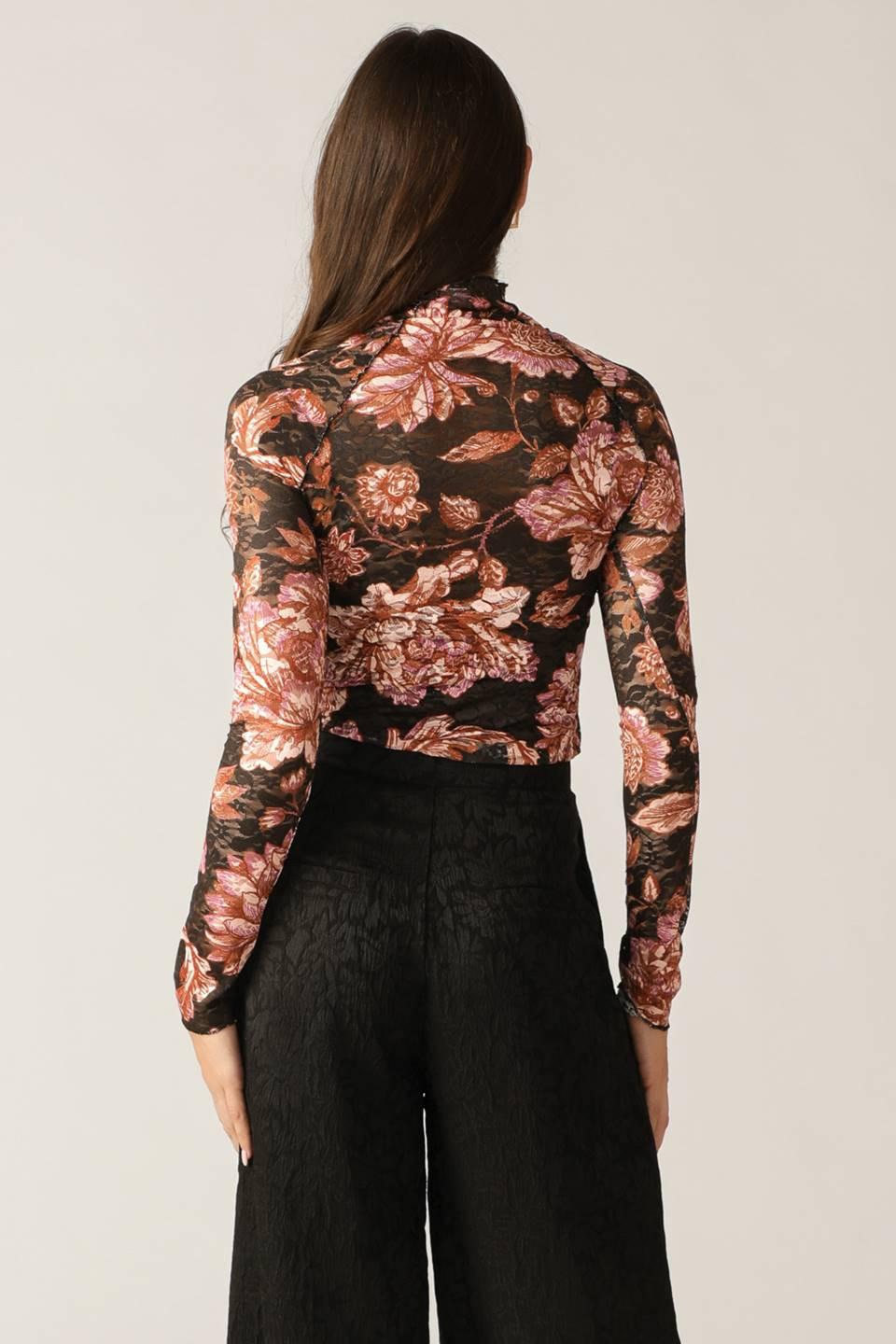 FIRESIDE CHATS STRETCH LACE TOP.