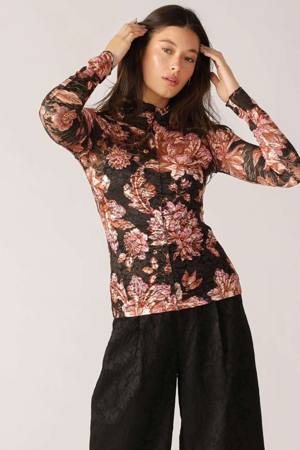 FIRESIDE CHATS STRETCH LACE TOP.