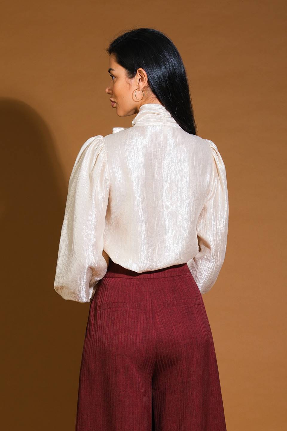 A woven top featuring front bow tie and long blouson sleeve with cuff
Details:
Self : 34% Tencel 34% Nylon 32% Polyester 
Size & Fit
- Model is 5`8" And Wearing Size Small
- Measurements Taken From Size Small
- Approx. Length: 23"