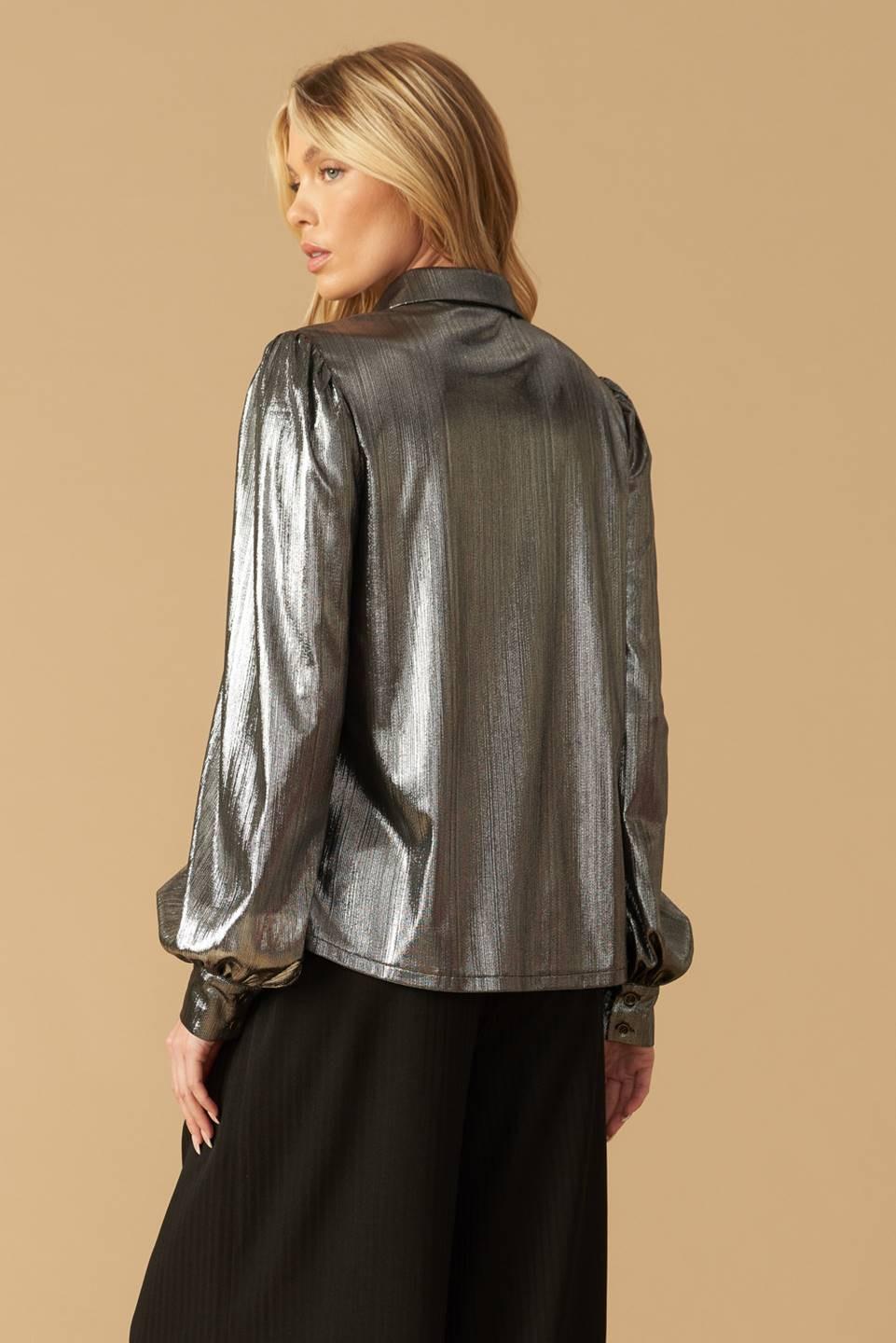 FLIRTY VIBES FOIL COATED TOP.