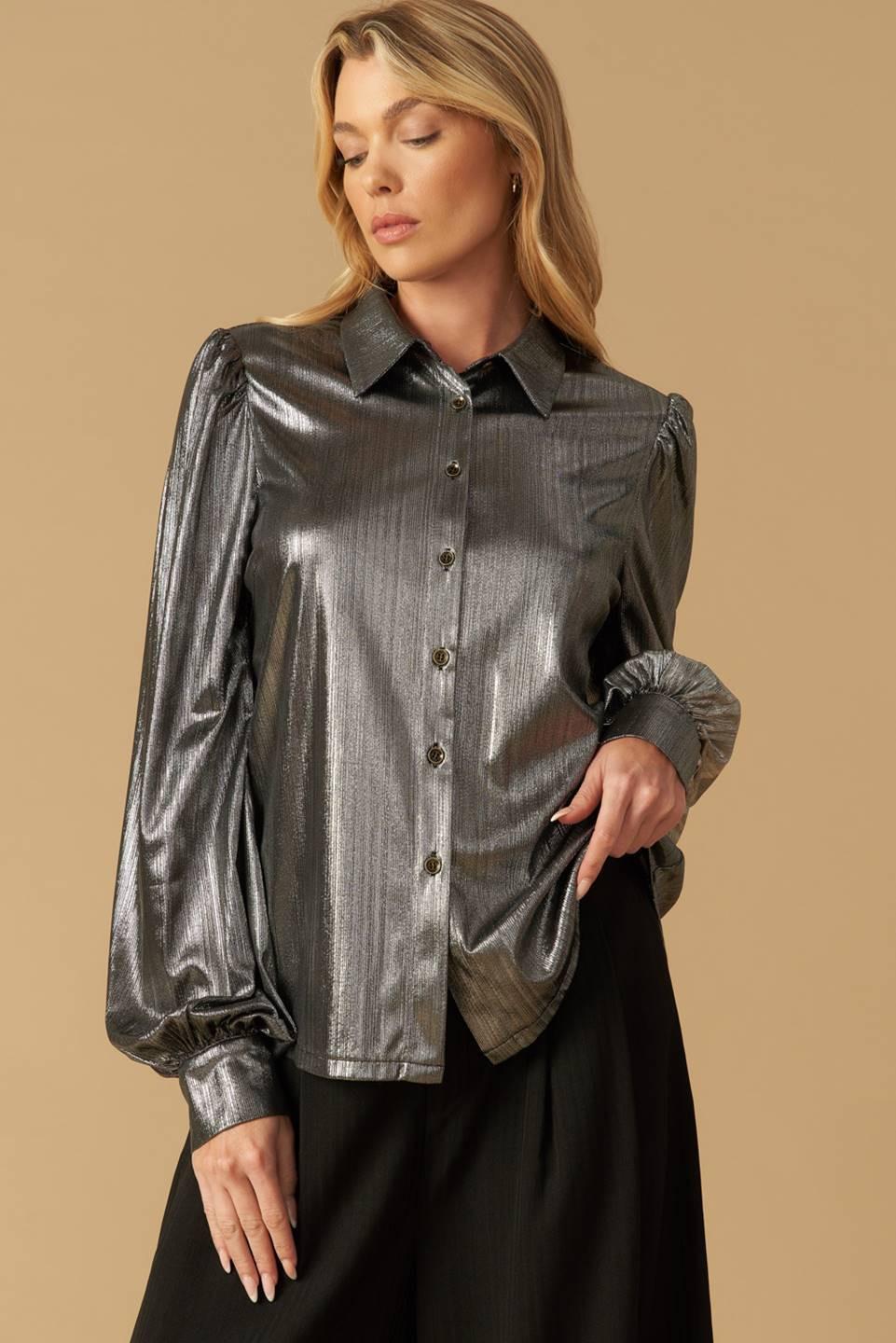 FLIRTY VIBES FOIL COATED TOP.