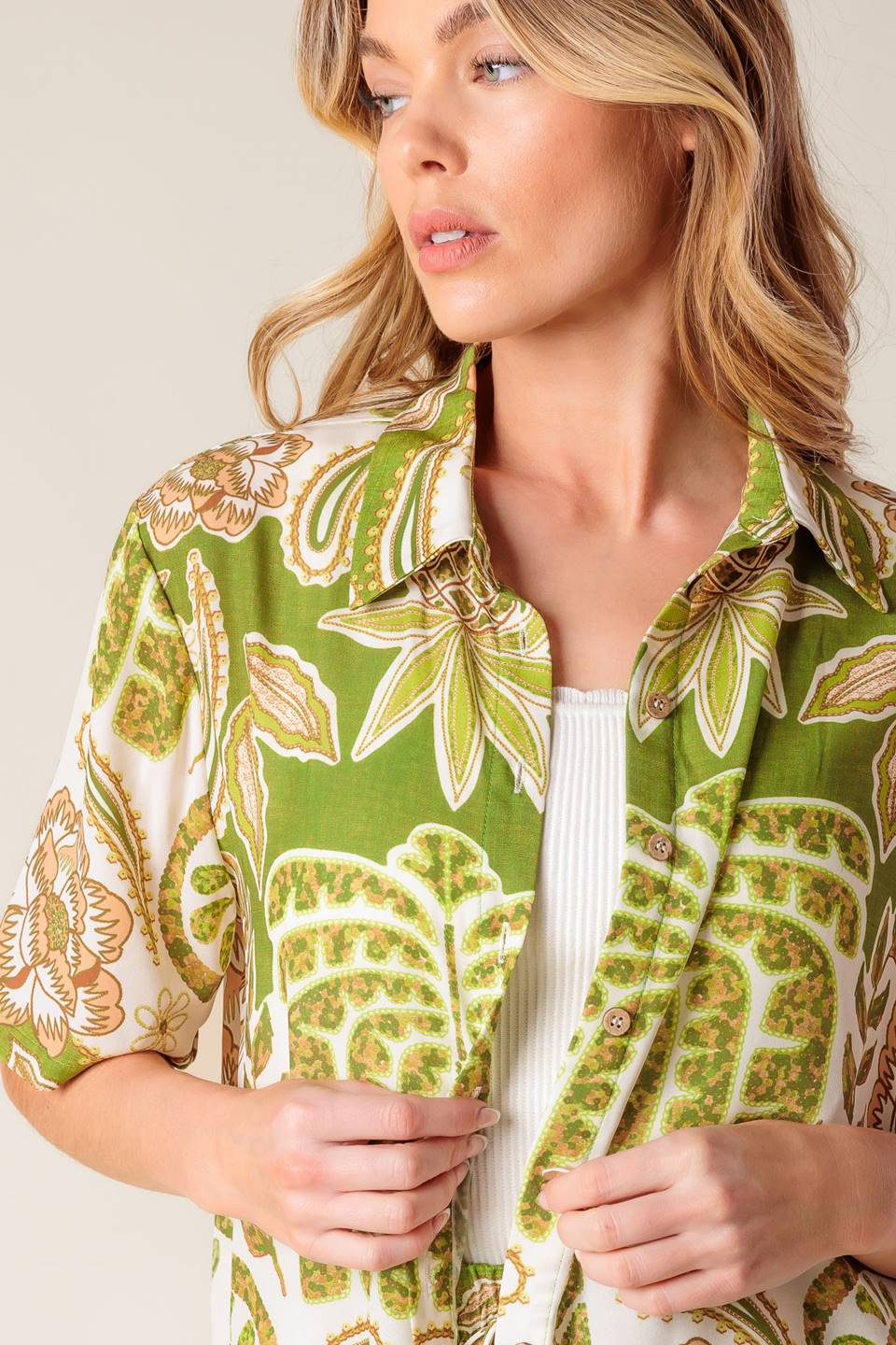 A printed woven shirt featuring collar, button down and short sleeve. Matching shorts IP8755
Details:
Self : 100% Polyester
Size & Fit
- Model is 5`8" And Wearing Size Small
- Measurements Taken From Size Small
- Approx. Length: 27"