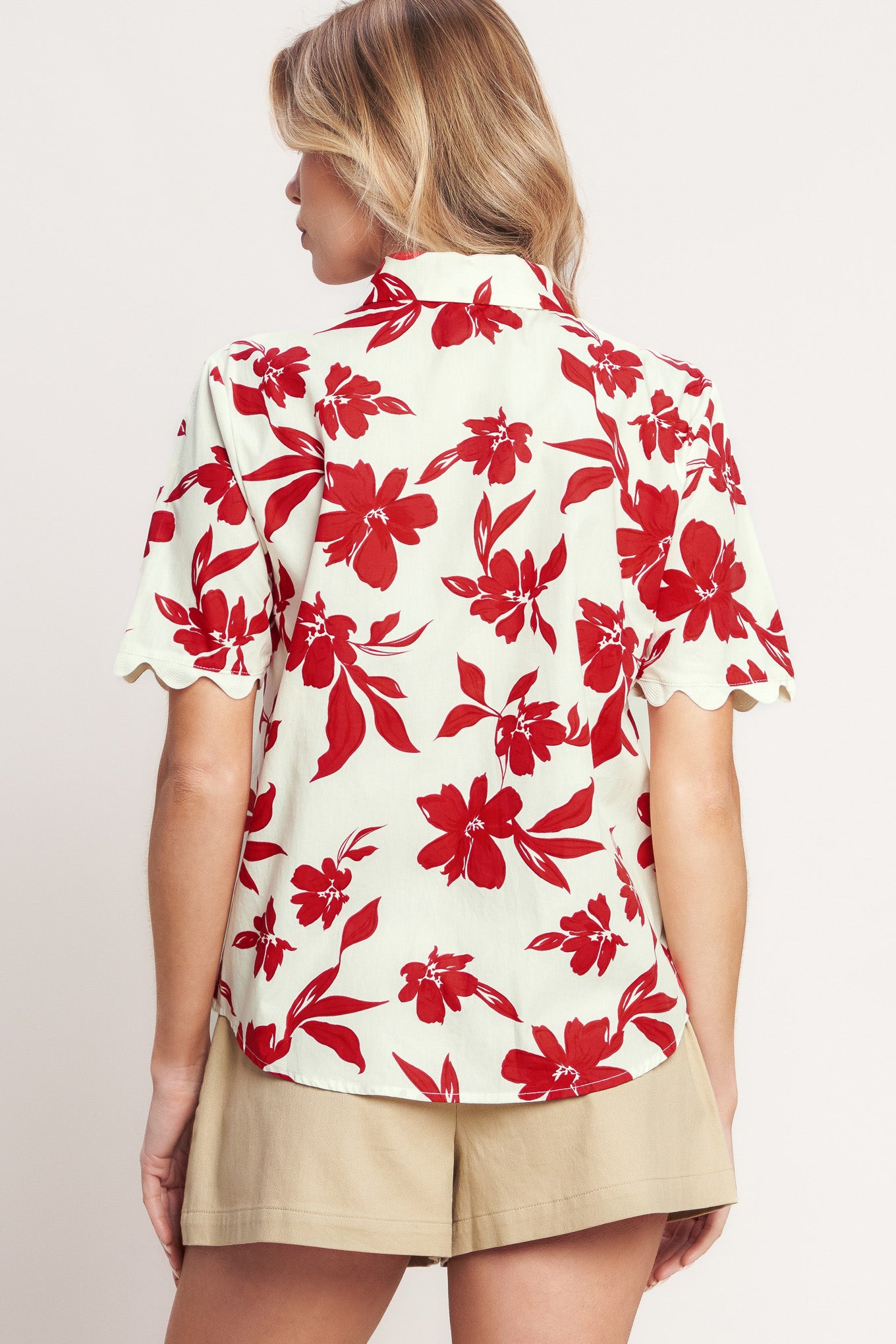 A printed woven top featuring collar button down, pocket and short sleeve with trimmed edge. Matching shorts IP9059T
Details:
Self : 100% Cotton
Size & Fit
- Model is 5`8" And Wearing Size Small
- Measurements Taken From Size Small
- Approx. Length: 26"