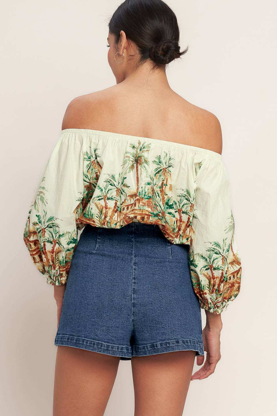 A printed woven crop top featuring off shoulder, 3/4 sleeve and elasticized waist. Matching skirt IK7745T
Details:
Self : 100% Cotton
Size & Fit
- Model is 5`8" And Wearing Size Small
- Measurements Taken From Size Small
- Approx. Length: 14" FLYING TOMATO