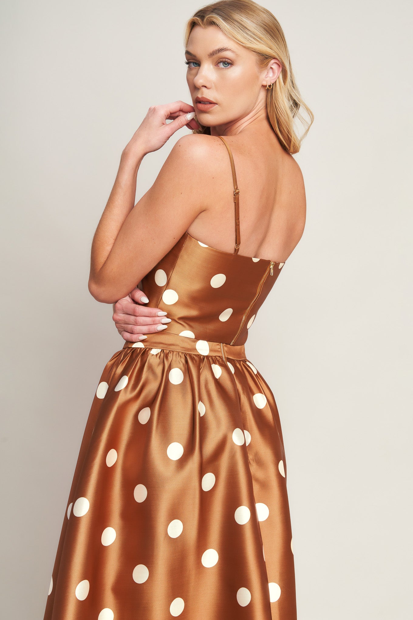 A printed woven top featuring straight neckline, straps and back zipper closure. Matching skirt IK7755T
Details:
Self : 100% Polyester
Lining : 100% Polyester
Size & Fit
- Model is 5`8" And Wearing Size Small
- Measurements Taken From Size Small
- Approx. Length: 17" Flying Tomato