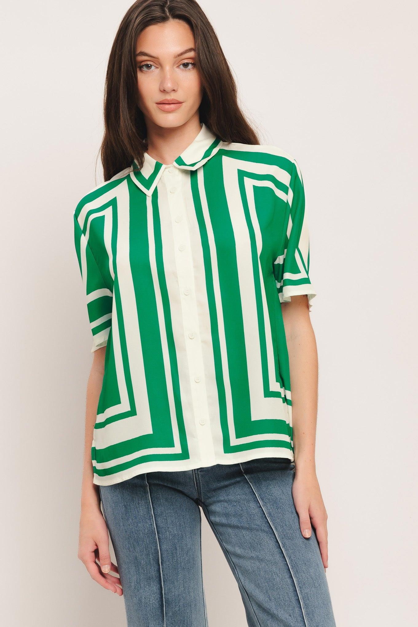 A printed woven top featuring collar, short sleeve and button down. Matching short IP9108T
Details:
Self: 100% Polyester
Size & Fit
-Model is 5`8" And Wearing Size Small
-Measurements Taken From Size Small
-Approx. Length: 26"