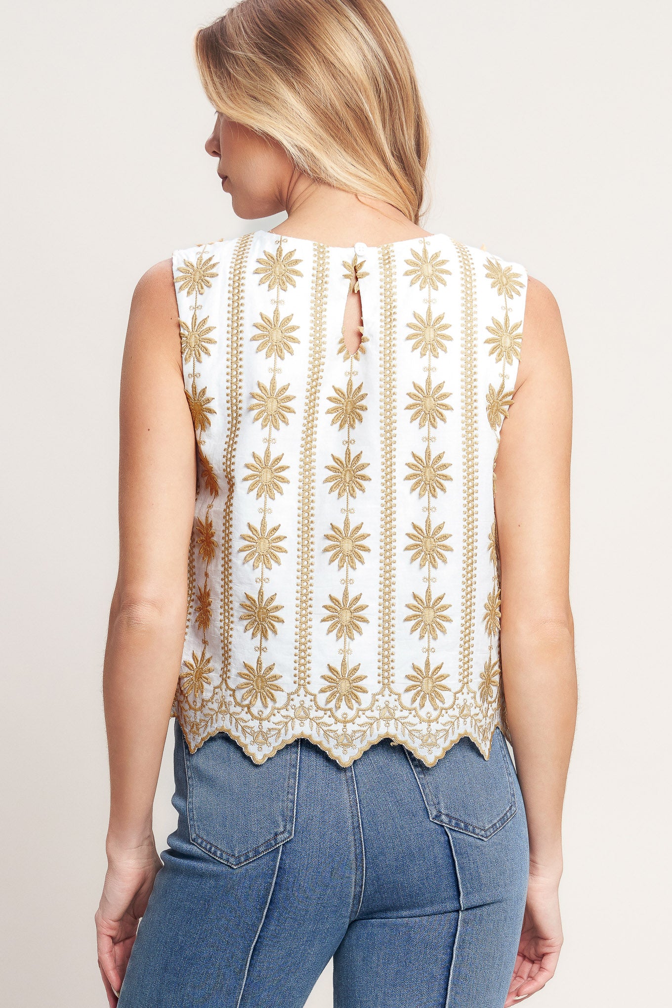 A woven embroidered top featuring round neckline, sleeveless and back neck button closure
Details:
Self: 100% Cotton
Lining: 100% Polyester
Size & Fit
-Model is 5`8" And Wearing Size Small
-Measurements Taken From Size Small
-Approx. Length: 21"