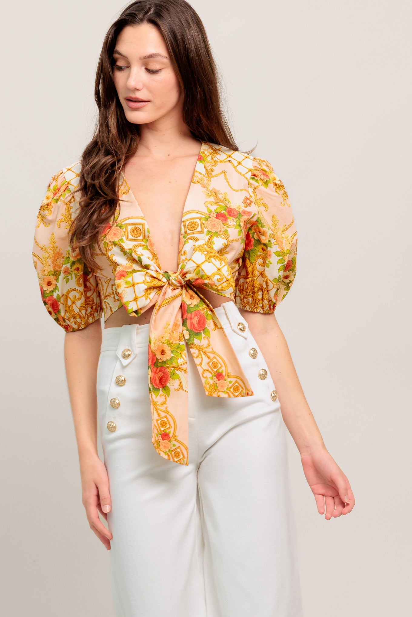 A printed woven crop top featuring open front with tie and short puff sleeve. Matching skirt IK7777T
Details:
Self : 100% Cotton
Size & Fit
- Model is 5`8" And Wearing Size Small
- Measurements Taken From Size Small
- Approx. Length: 16" Flying Tomato