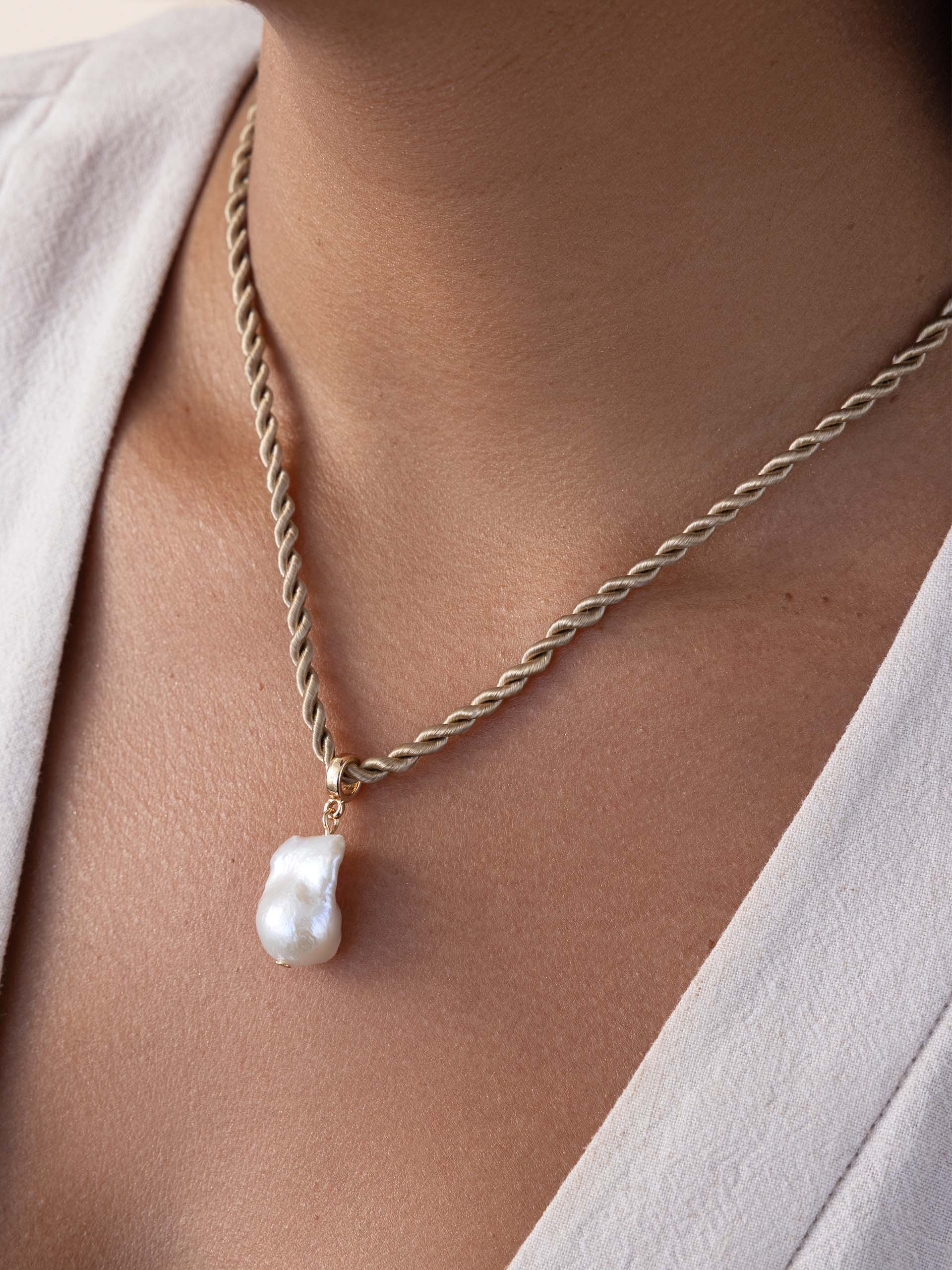 Freshwater Token Necklace - Flying Tomato - Necklaces - Ettika