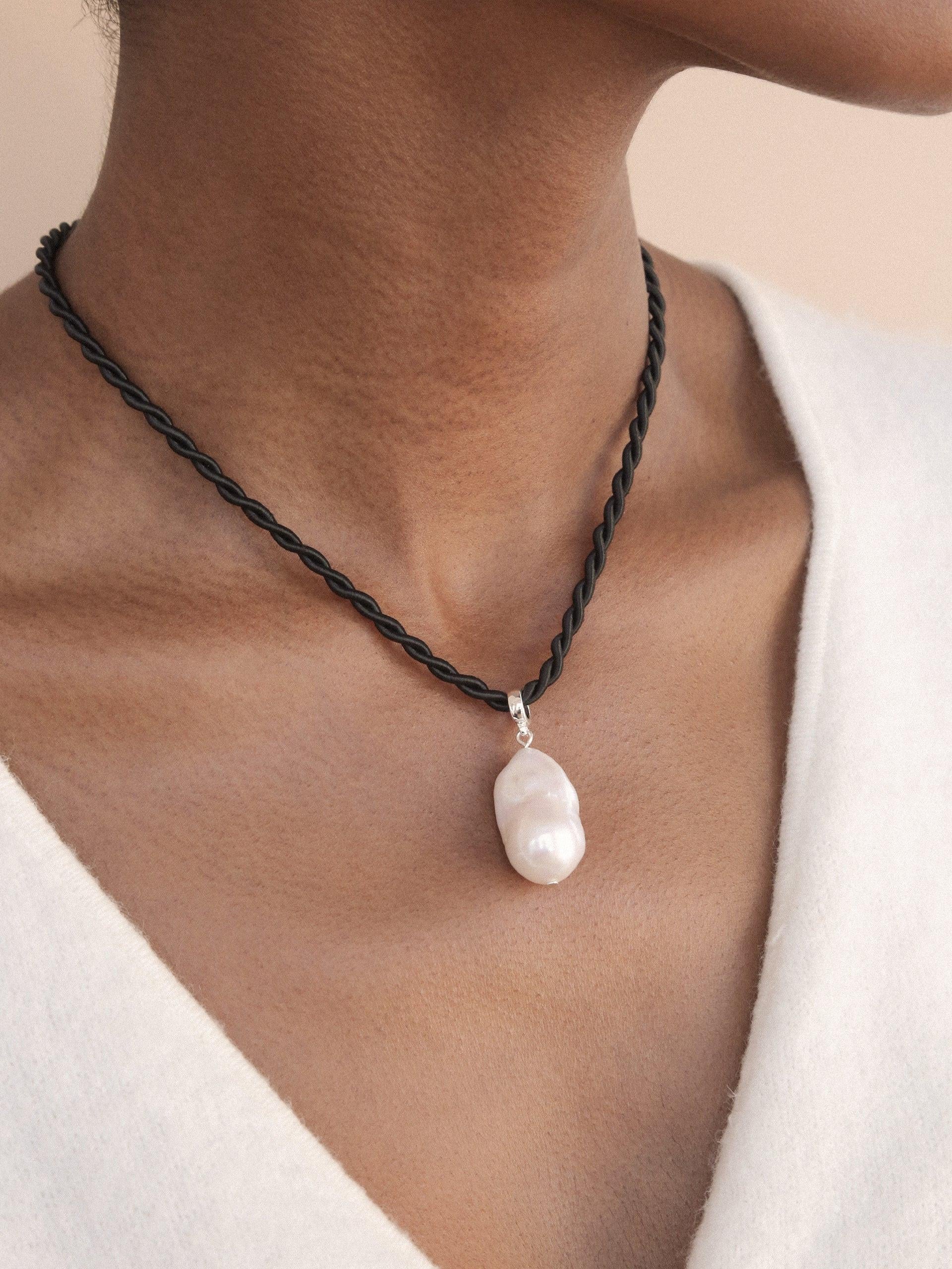 Freshwater Token Necklace - Flying Tomato - Necklaces - Ettika