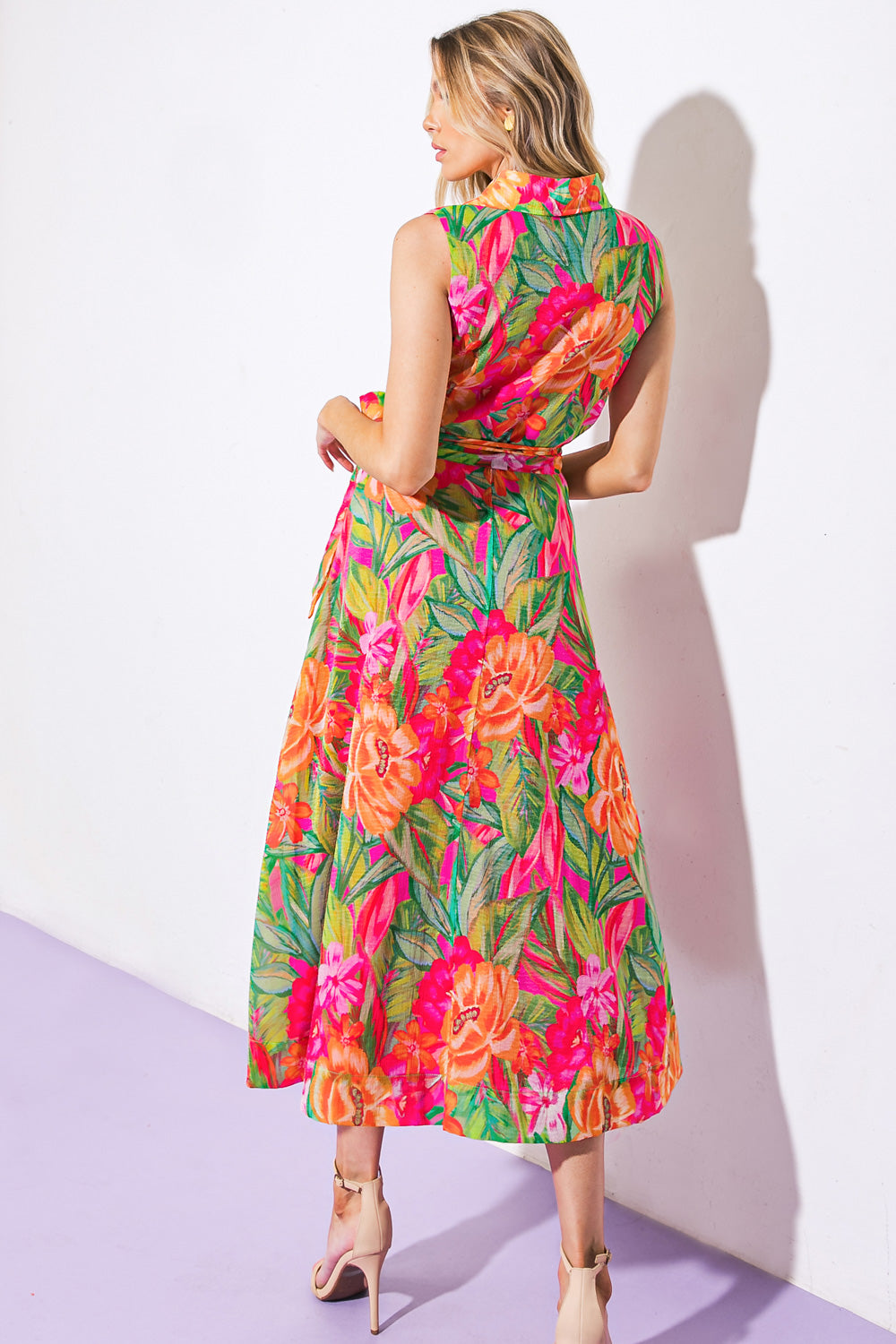 A printed woven midi dress featuring collar, sleeveless and true wrap
Details:
Self : 100% Polyester
Lining : 100% Polyester
Size & Fit
- Model is 5`8" And Wearing Size Small
- Measurements Taken From Size Small
- Approx. Length: 52"