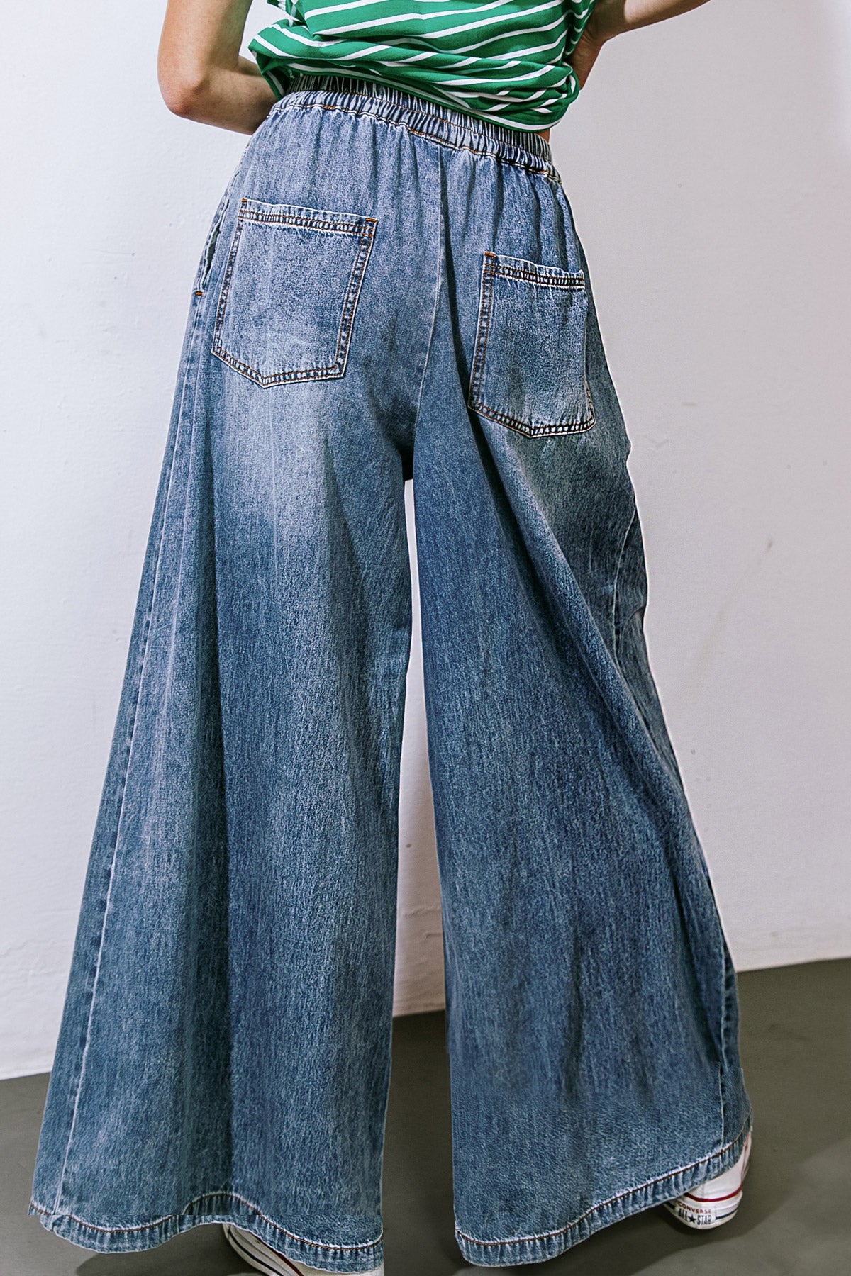 A washed denim pant featuring elasticized waist, contrasting front tie, side pockets and extra wide leg
Details:
Self : 100% Cotton
Size & Fit
- Model is 5`8" And Wearing Size Small
- Measurements Taken From Size Small
- Approx. Length: 41"
Flying Tomato