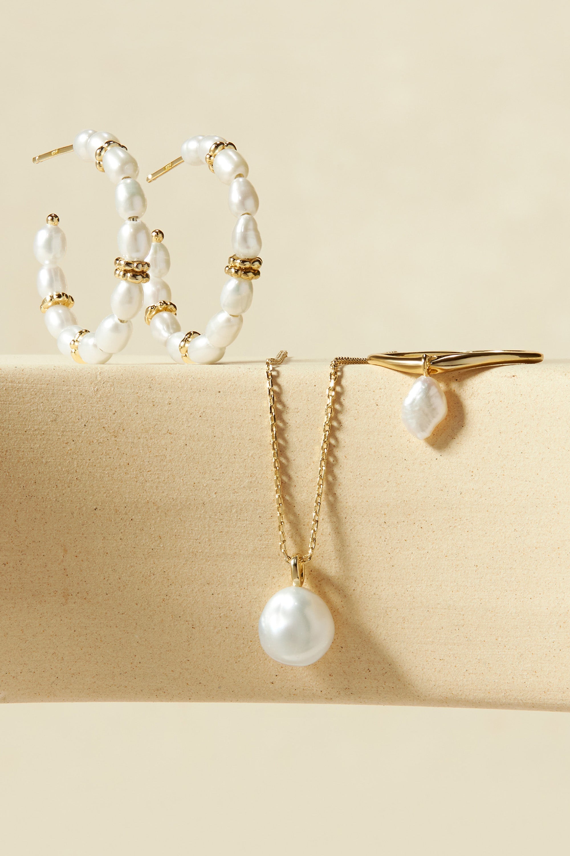 WAVY RING WITH PEARL