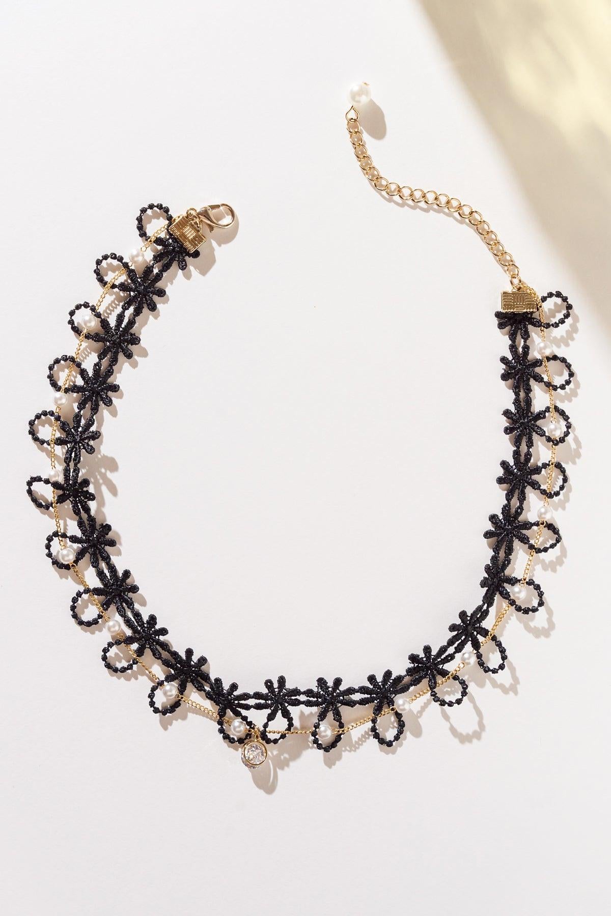 DAISY CHAIN PEARLS CHOKER.