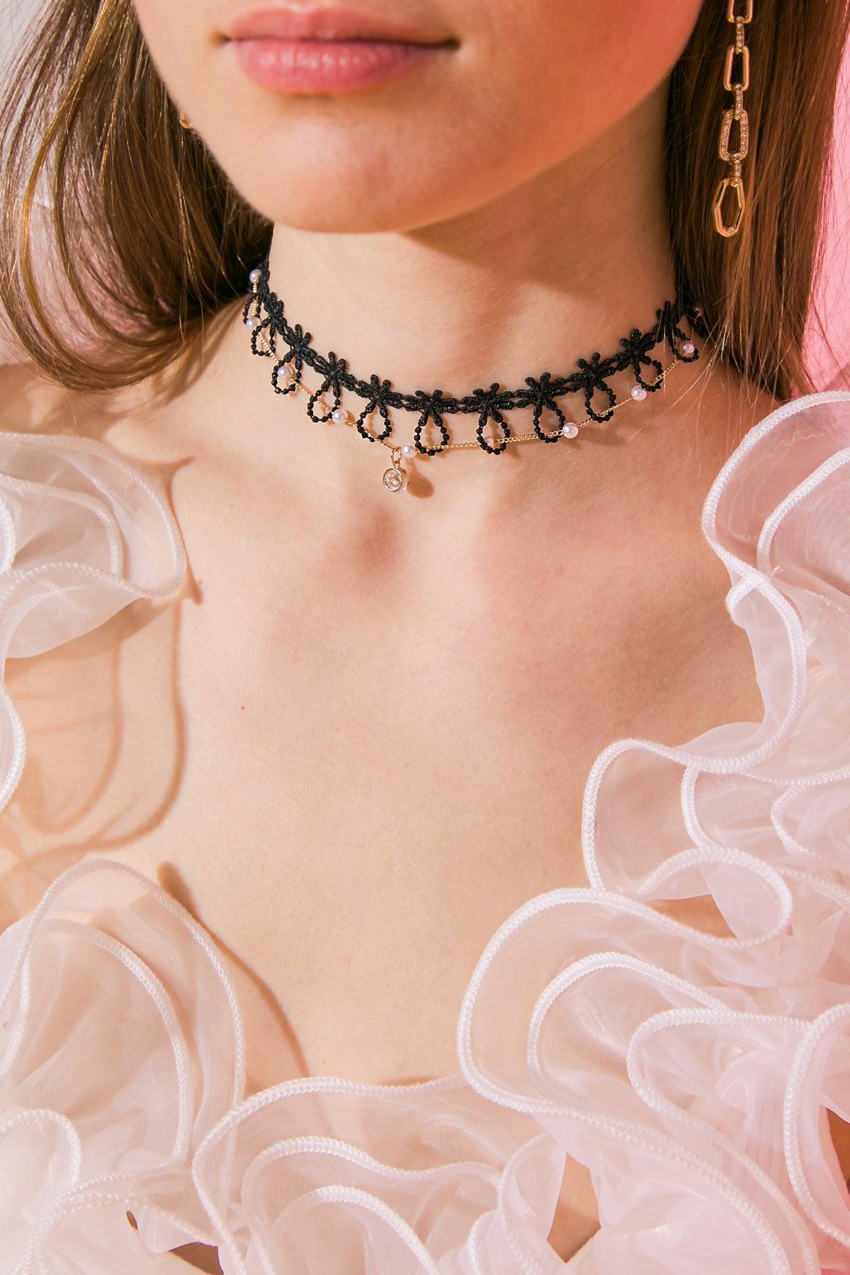 DAISY CHAIN PEARLS CHOKER.