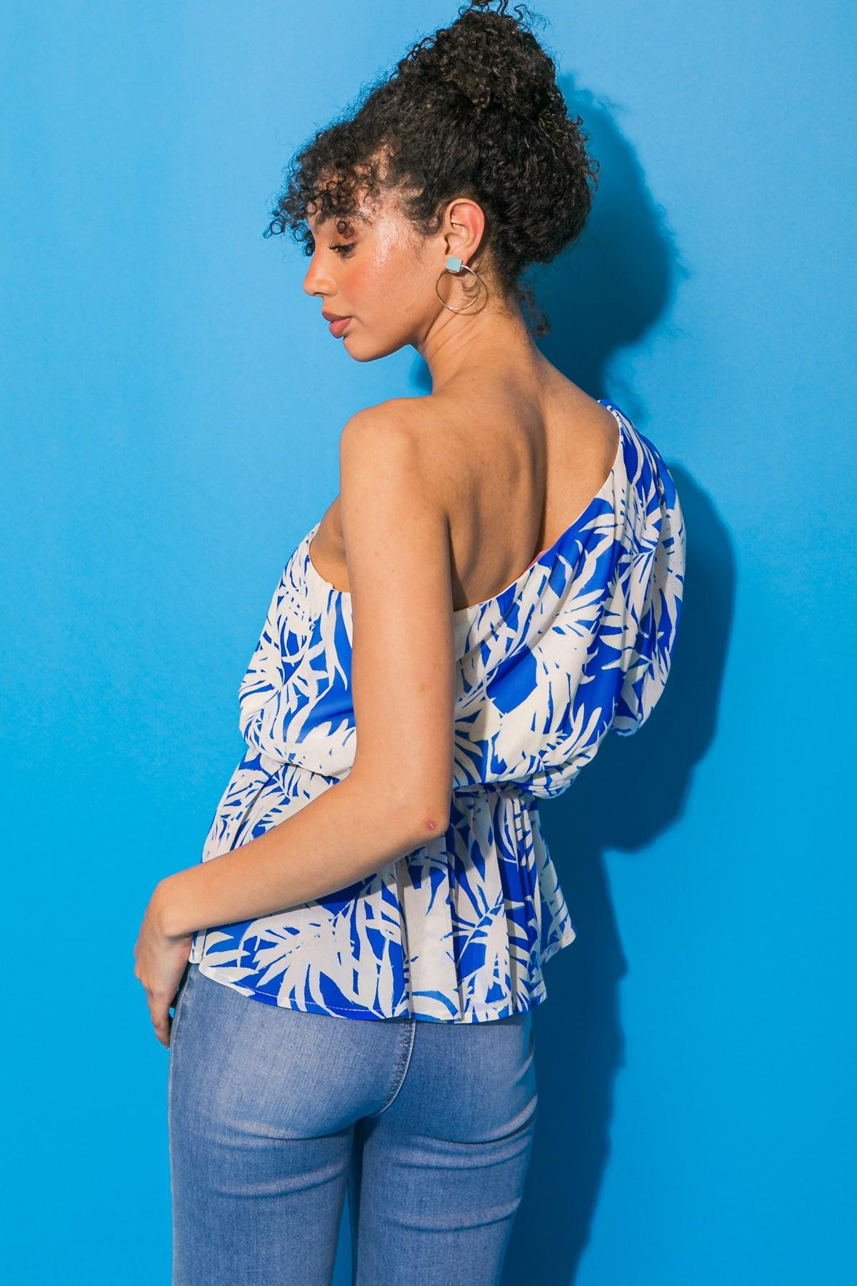 SERVING LOOKS WOVEN TOP.