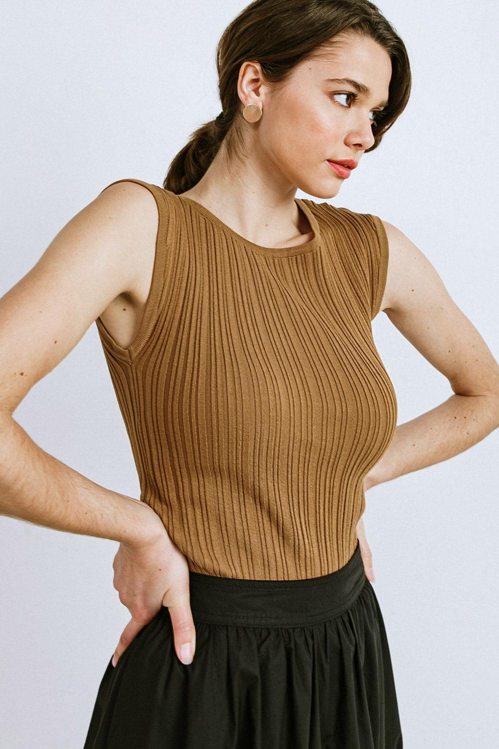 SET THE PACE KNIT TOP.