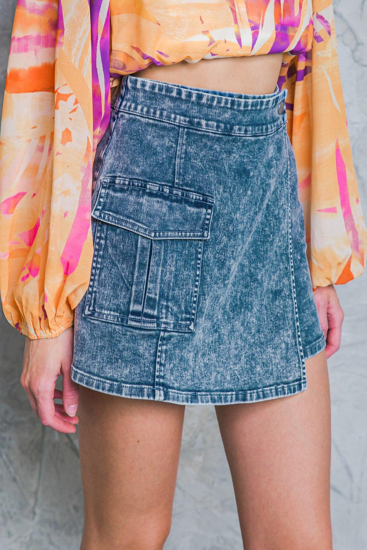 MOMENT MAKER ACID WASH SKORT.