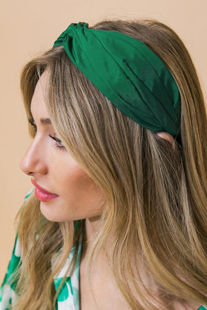 SHE'S BREEZING HEADBAND.