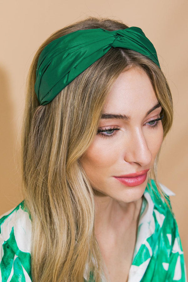 SHE'S BREEZING HEADBAND.