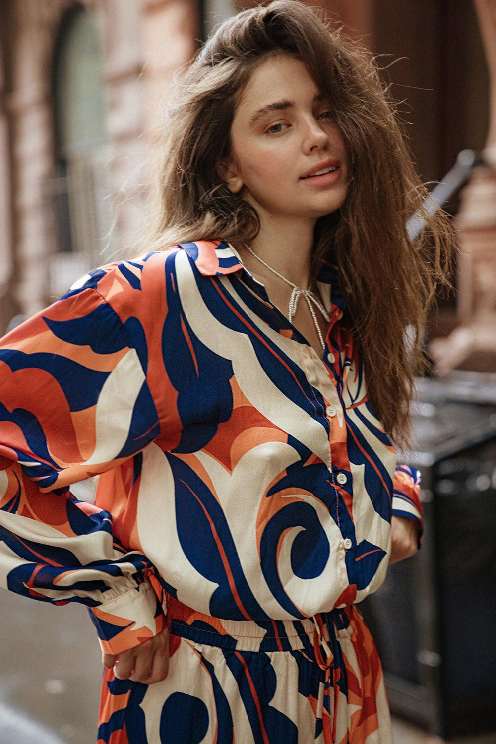 COME AROUND TO YOU WOVEN TOP.