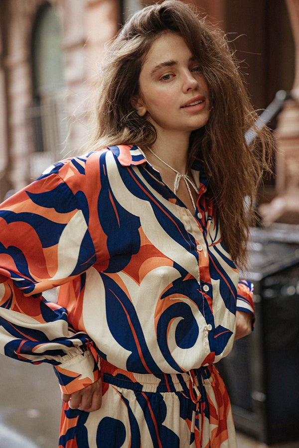 COME AROUND TO YOU WOVEN TOP.