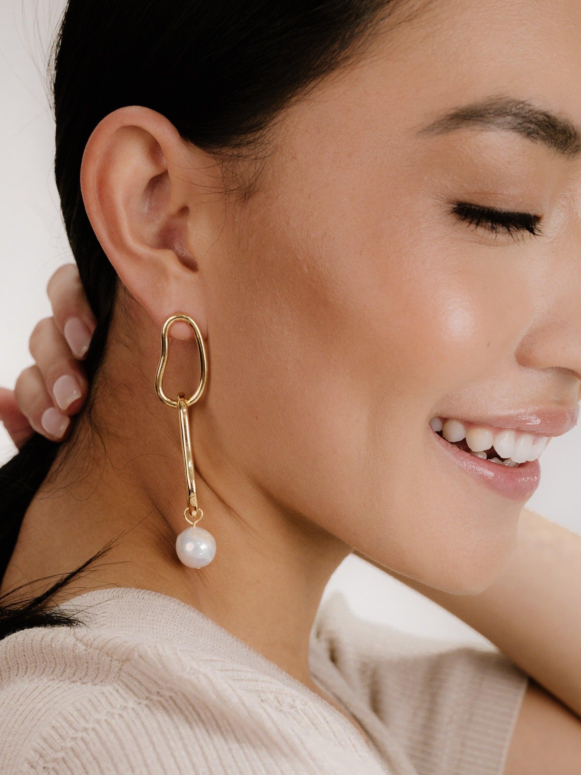Mara Dangle Pearl Earrings - Flying Tomato - Earrings - Ettika