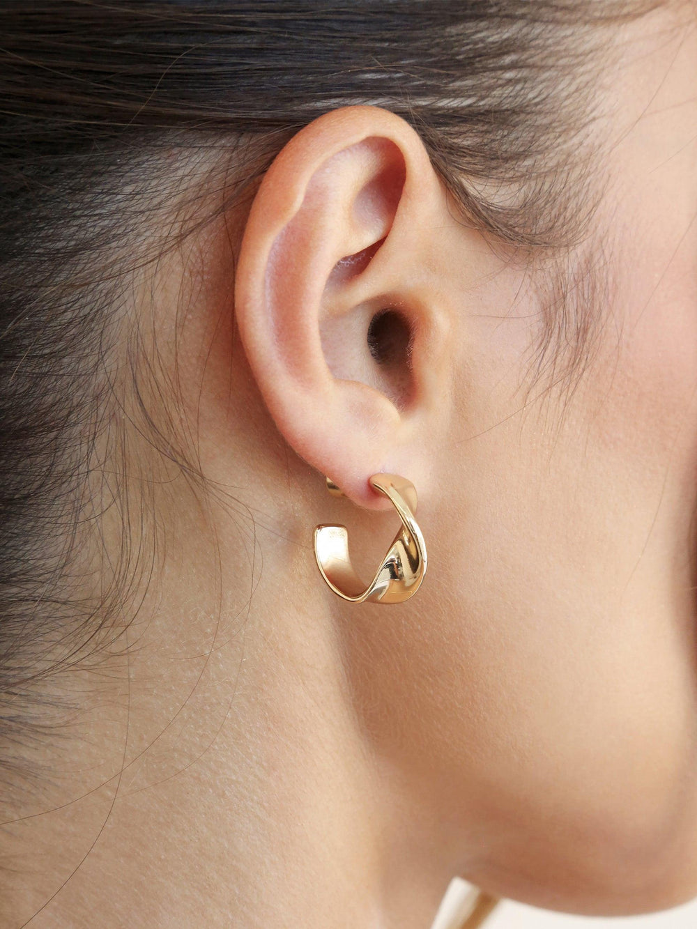 Heirloom Twist Small Hoops - Flying Tomato - Earrings - Ettika