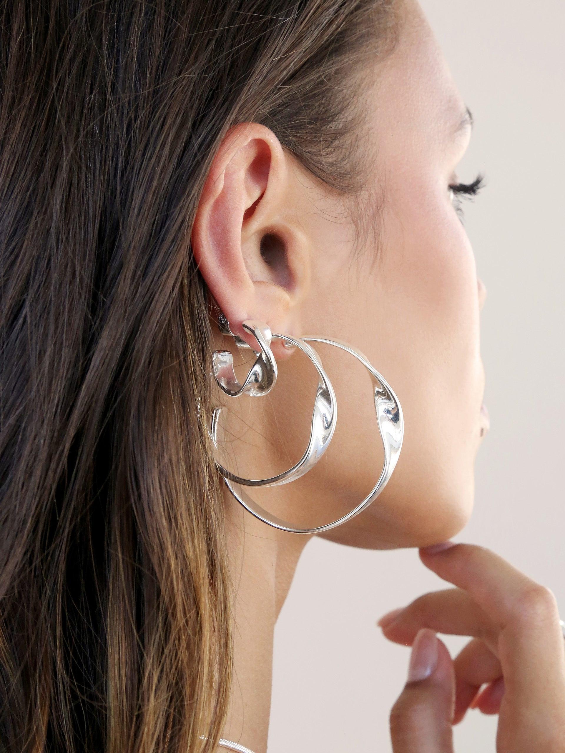 Heirloom Twist Small Hoops - Flying Tomato - Earrings - Ettika