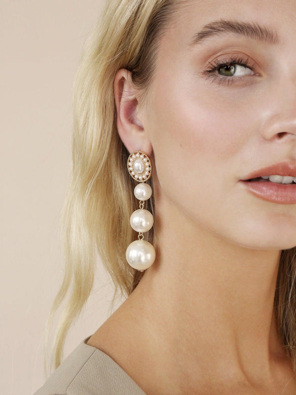Graduating Pearl Dangle Earrings.